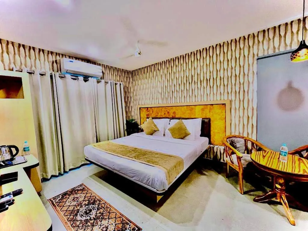Photo of the whole room, Bed in Hotel Lake View Airport zone
