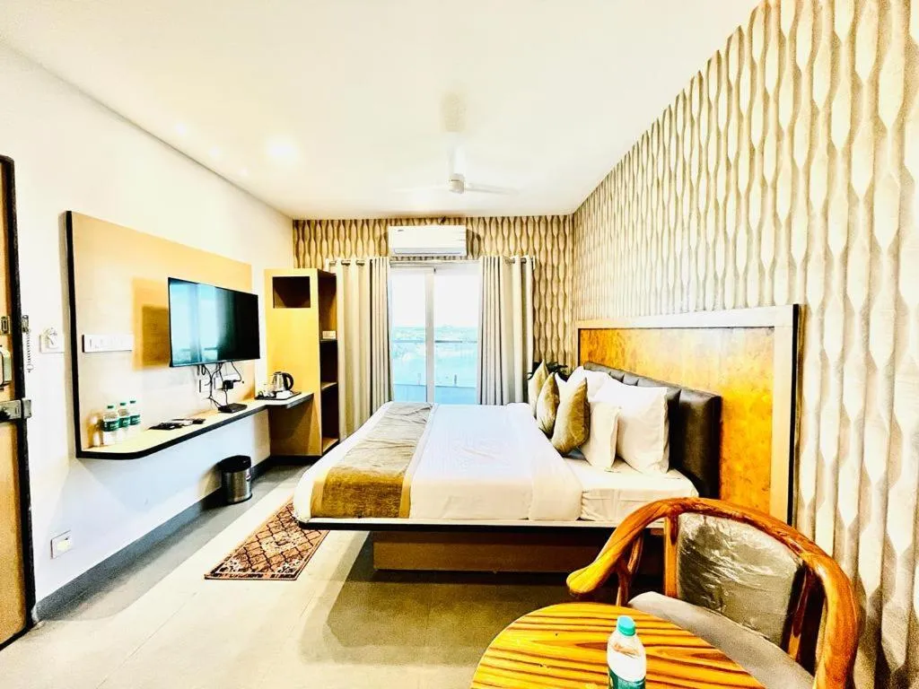 Property building, Bed in Hotel Lake View Airport zone