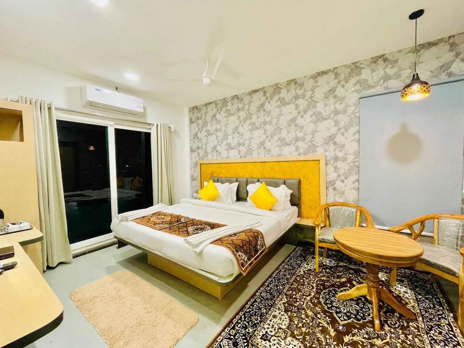 Bed in Hotel Lake View Airport zone