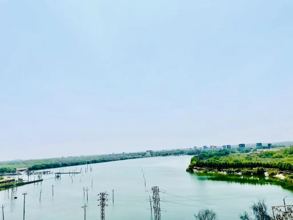 Restaurant/places to eat in Hotel Lake View Airport zone