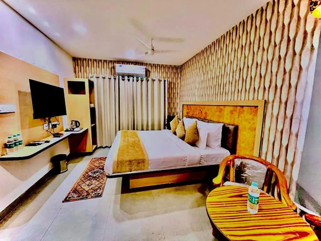 Communal lounge/ TV room, Bed in Hotel Lake View Airport zone