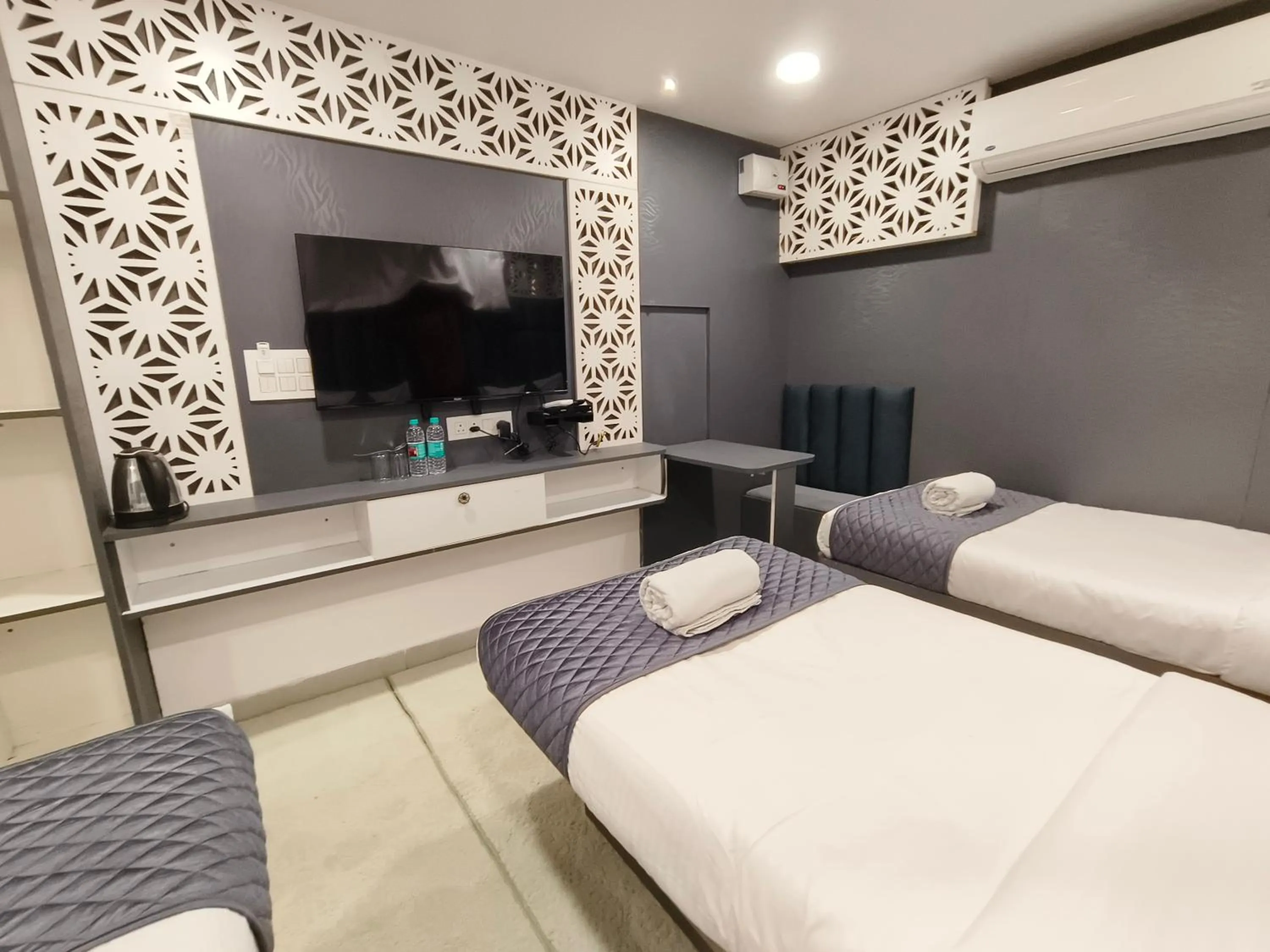 Bedroom, Bed in Hotel Lake View Airport zone