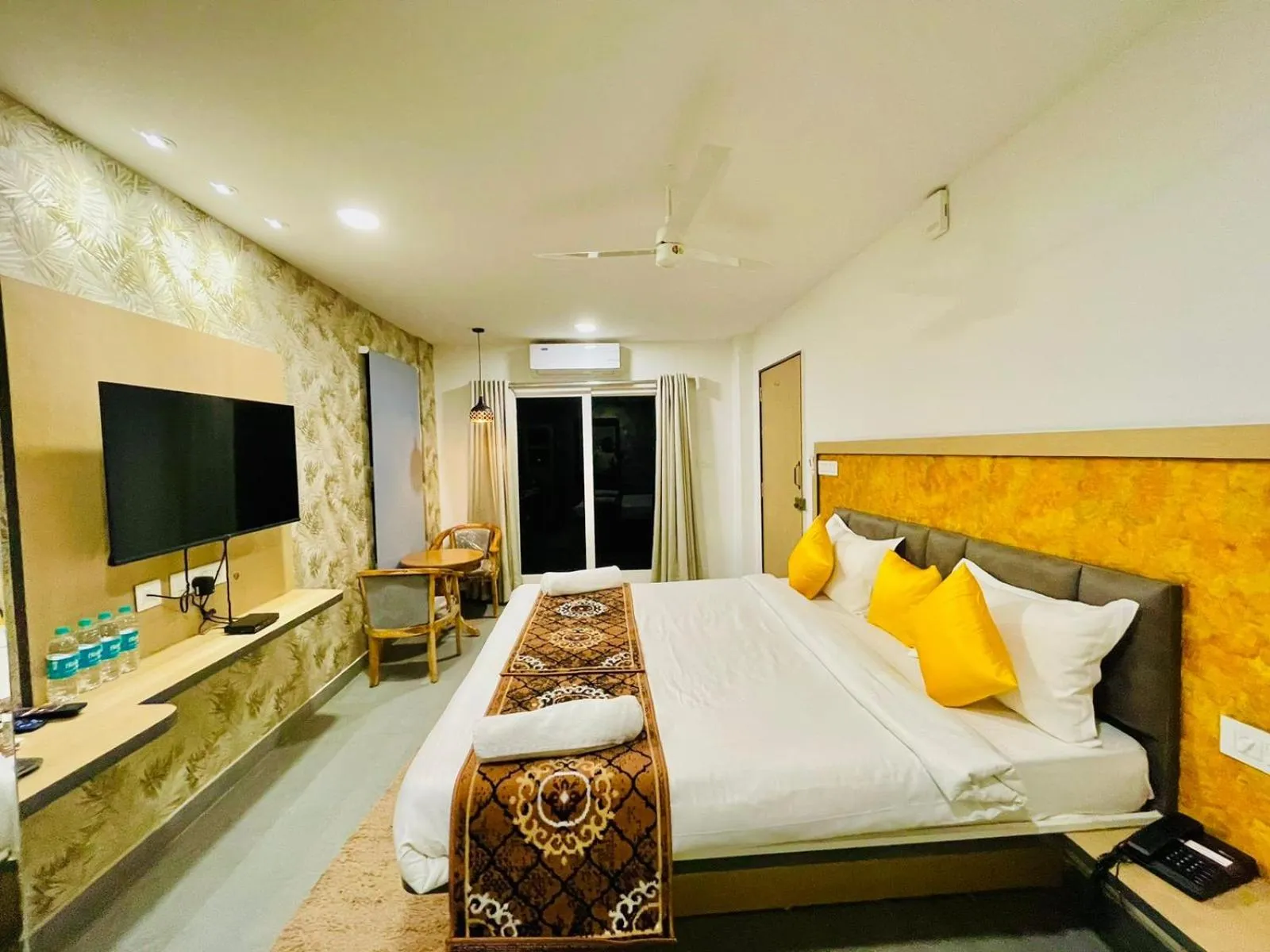 Property building, Bed in Hotel Lake View Airport zone