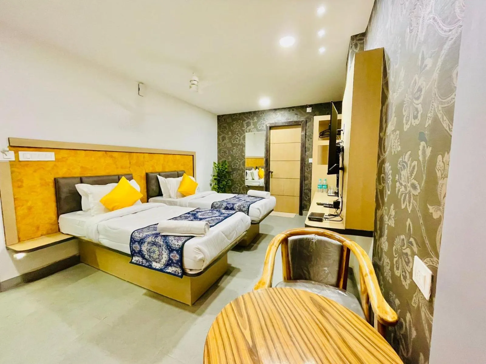 Bed in Hotel Lake View Airport zone