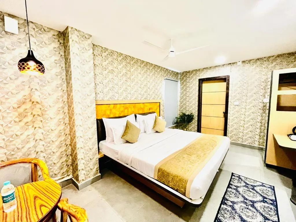 Bed in Hotel Lake View Airport zone