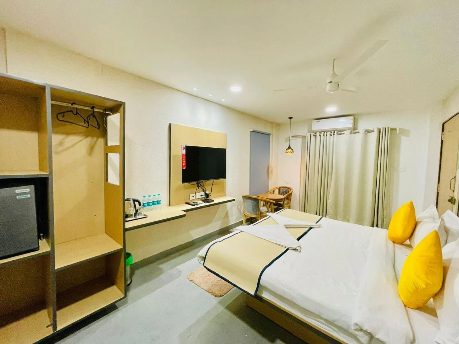 Bed in Hotel Lake View Airport zone