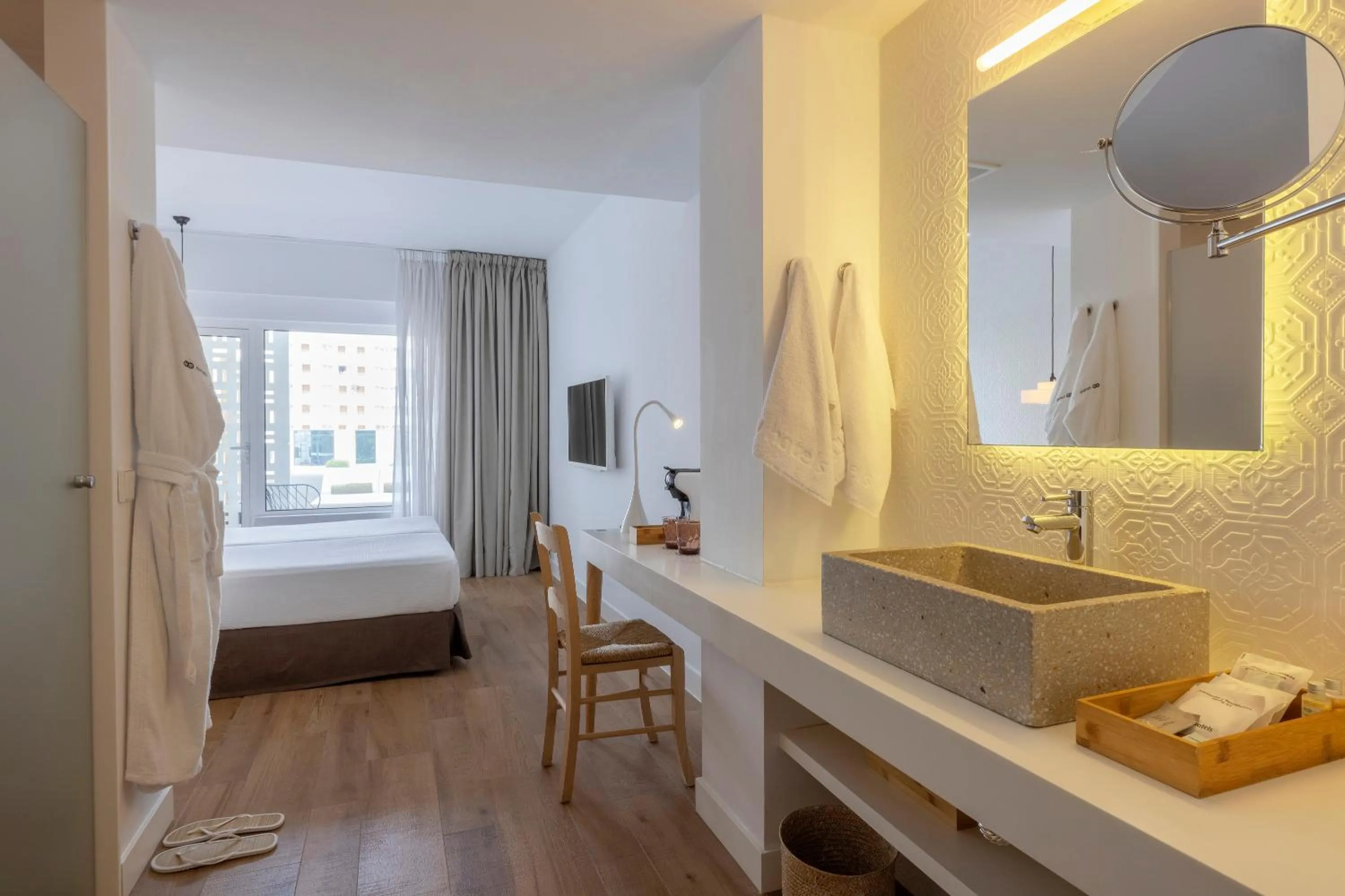 Bathroom, Bed in HM Balanguera Beach - Adults Only