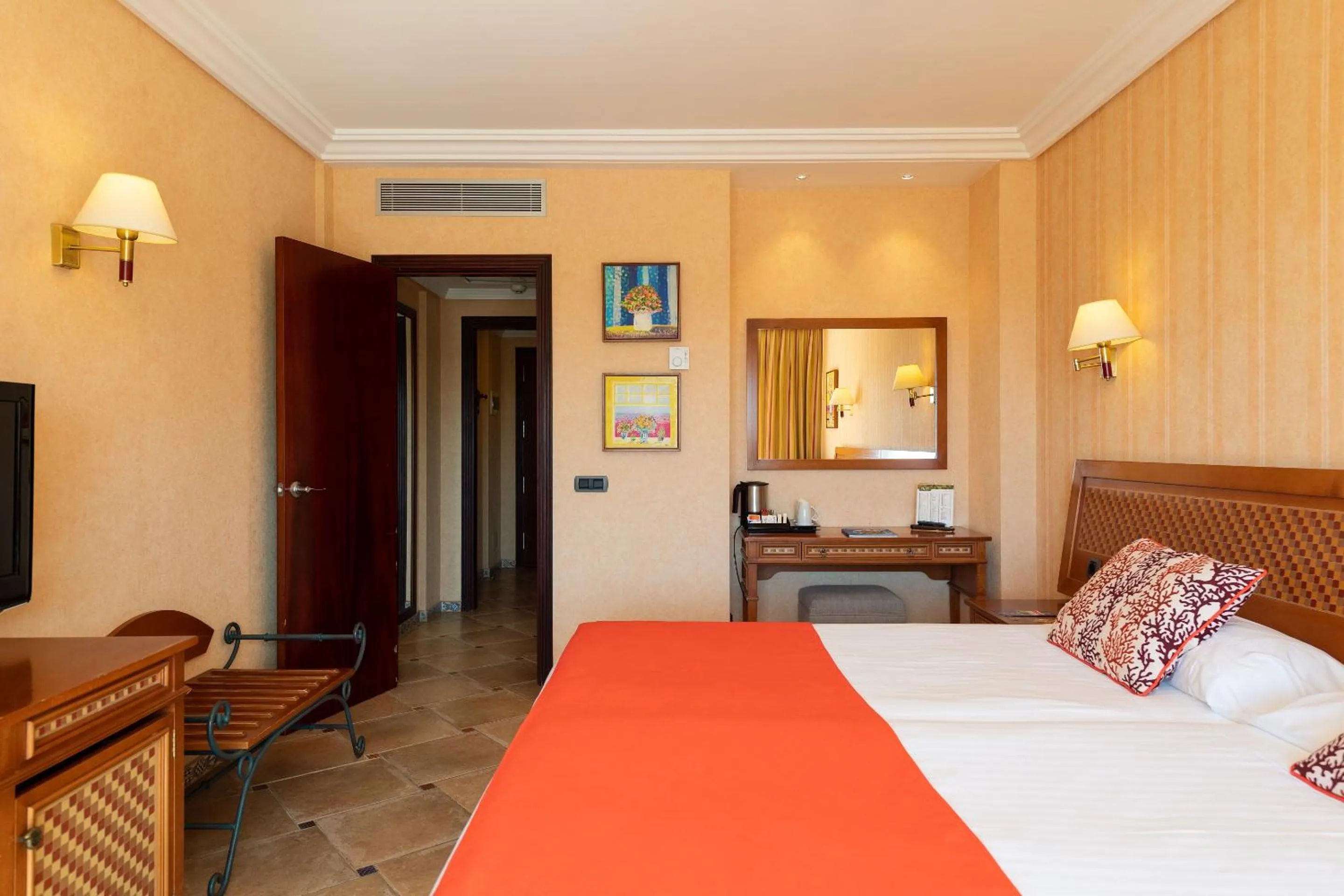 Coffee/tea facilities, Bed in Hotel Cordial Mogán Playa