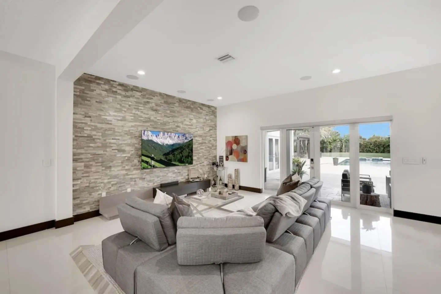 Luxury home w pool by PMI