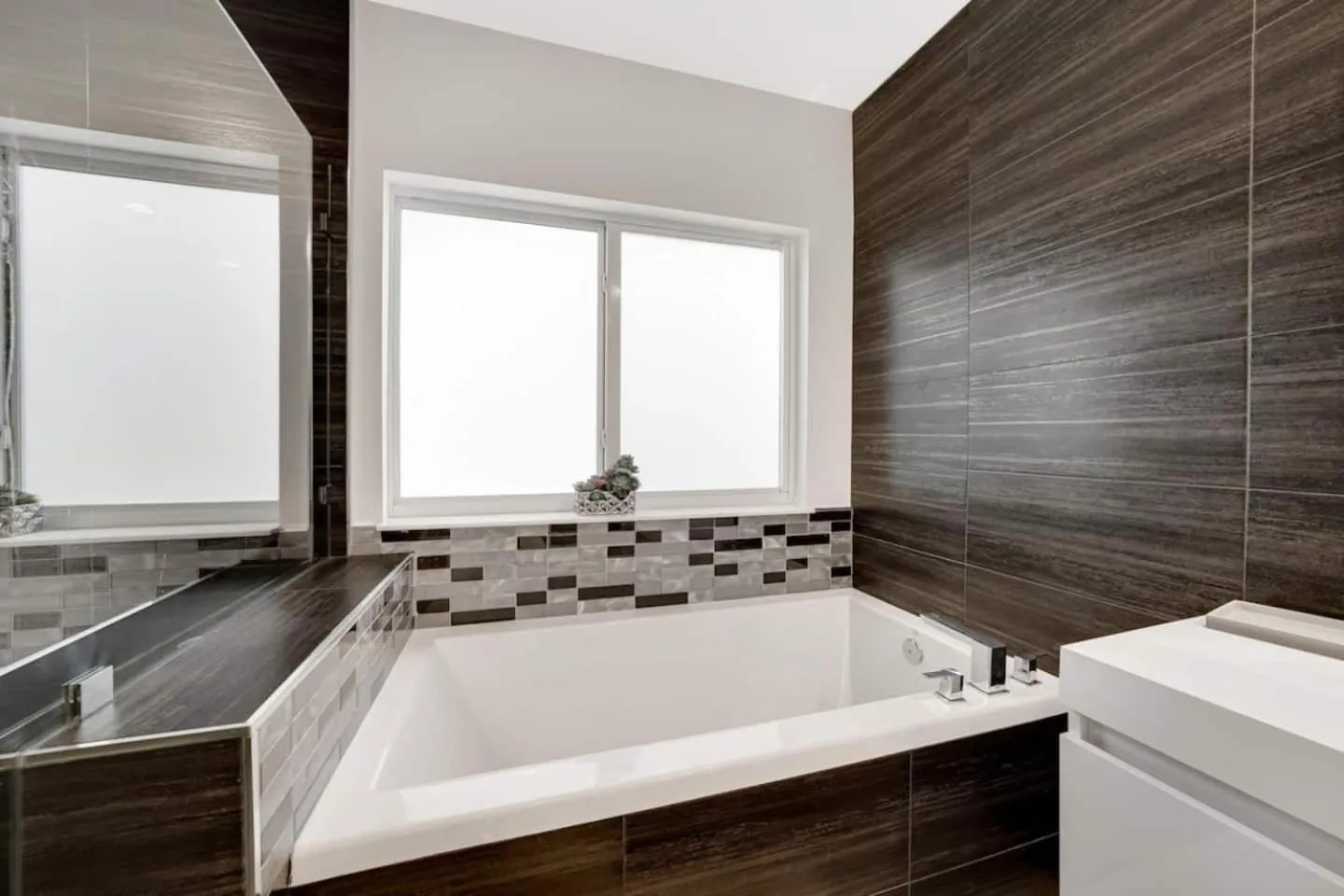 Bed in Luxury home w pool by PMI