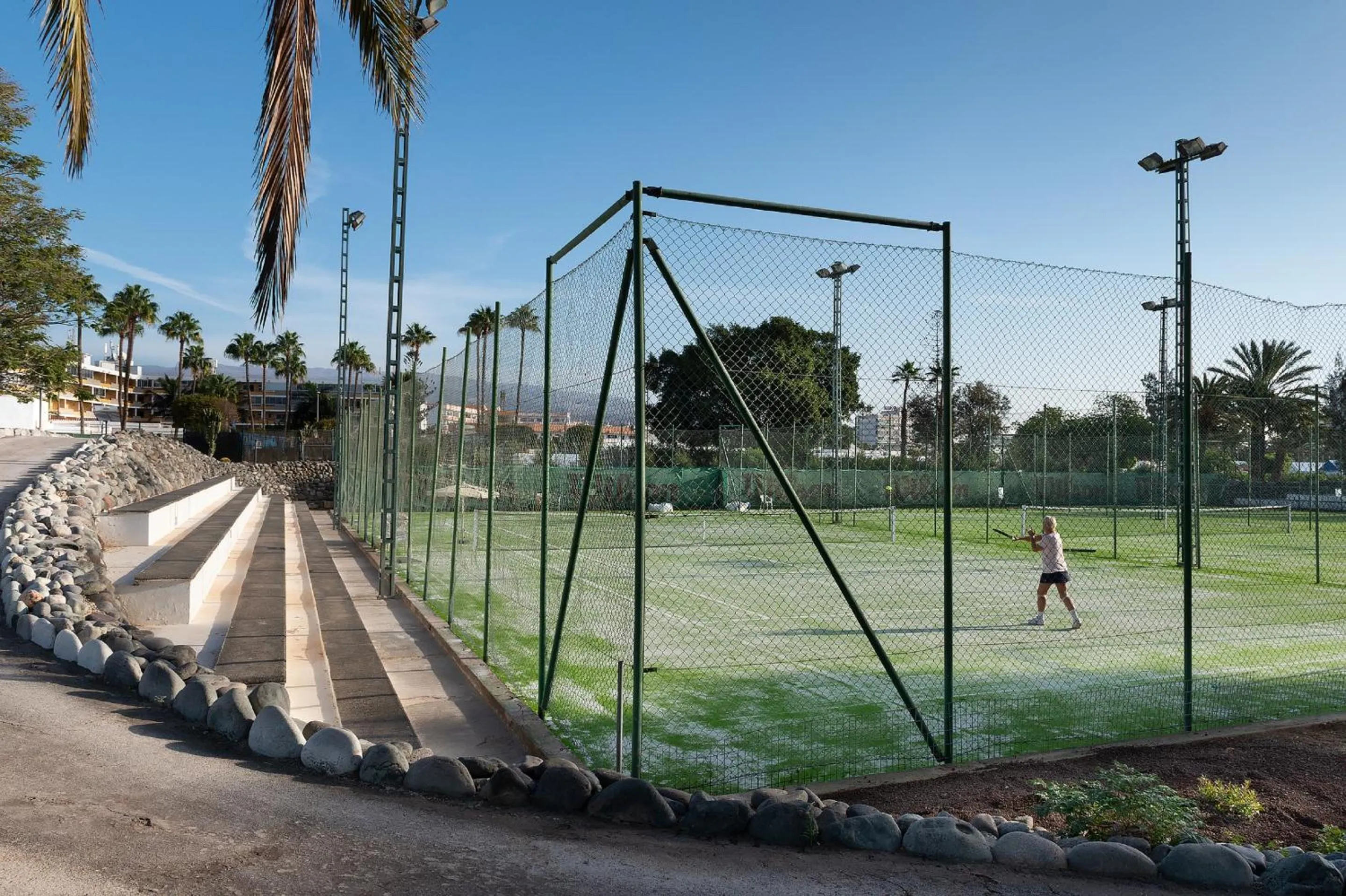 Tennis court in Bungalows Cordial Biarritz