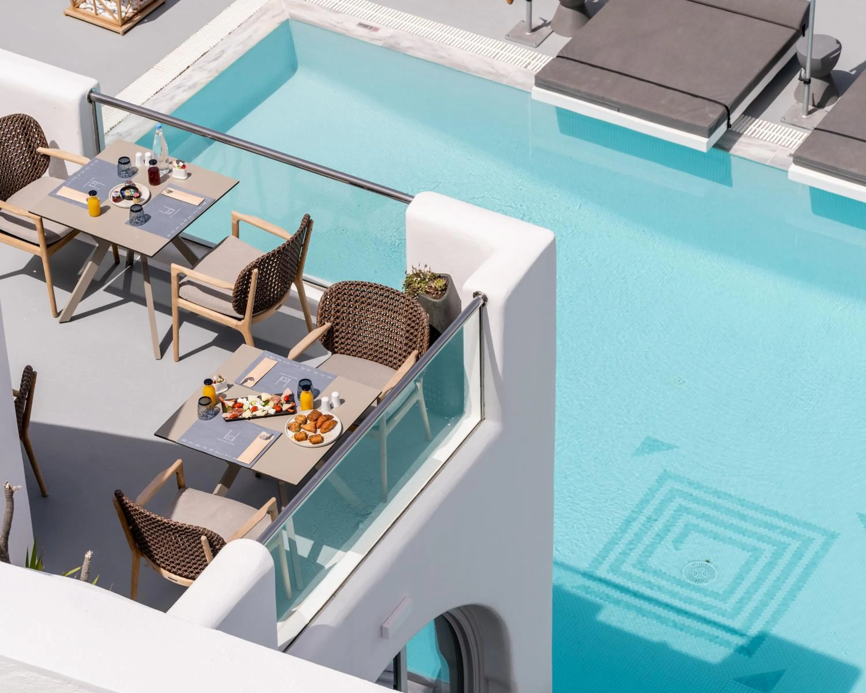 Restaurant/places to eat in Belvedere Suites