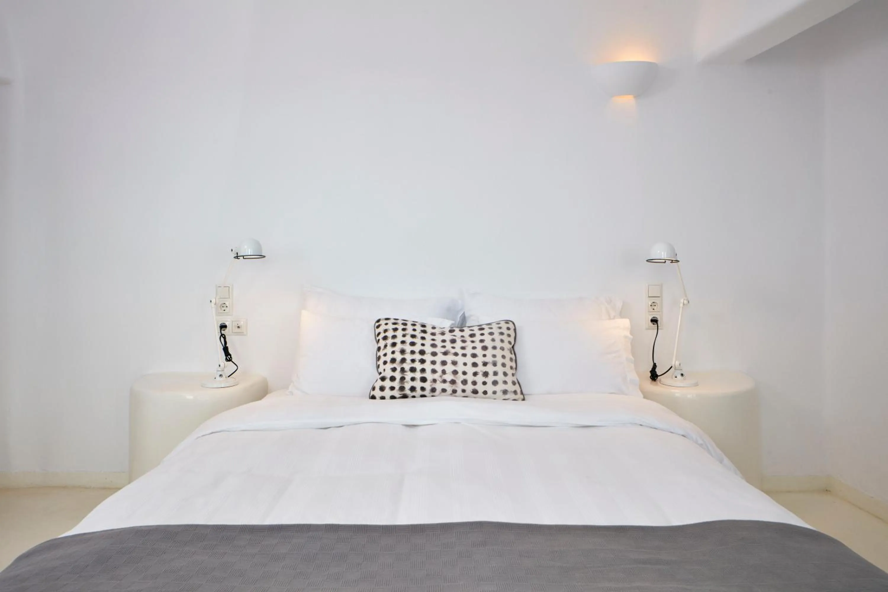 Bedroom, Bed in Cliff Side Suites