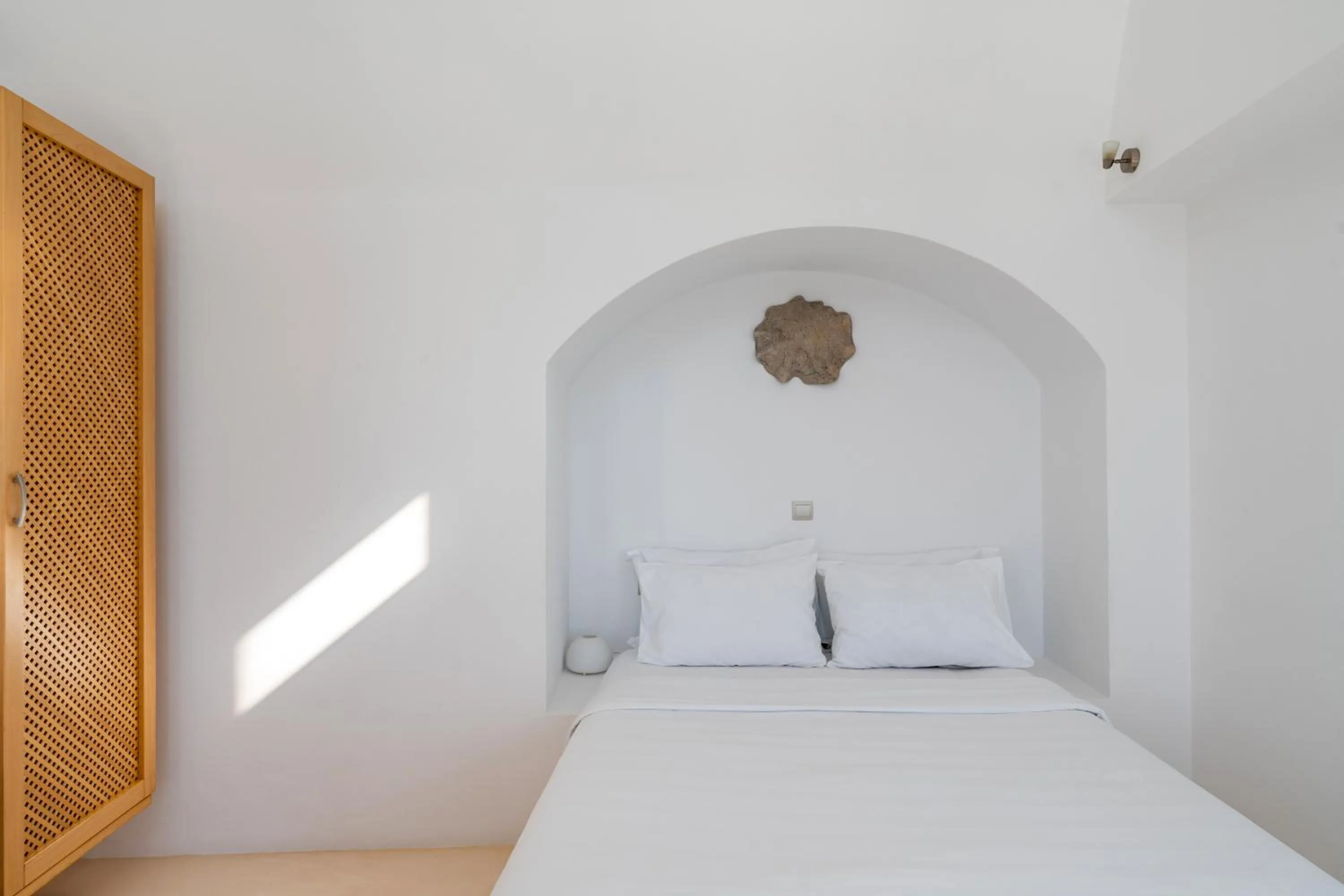 Bedroom, Bed in Cliff Side Suites