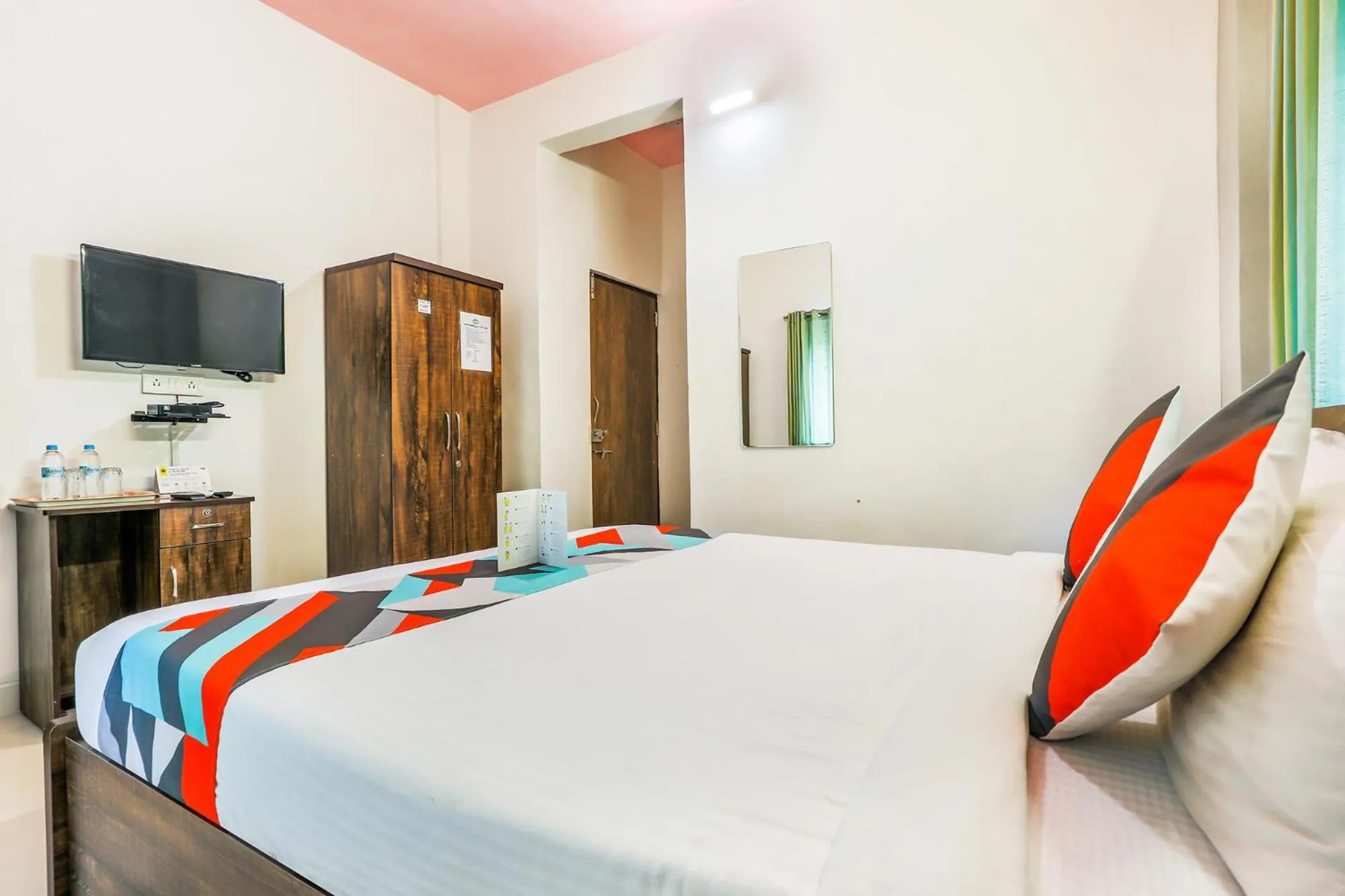 Communal lounge/ TV room, Bed in FabHotel Diamond Residency - Airport road