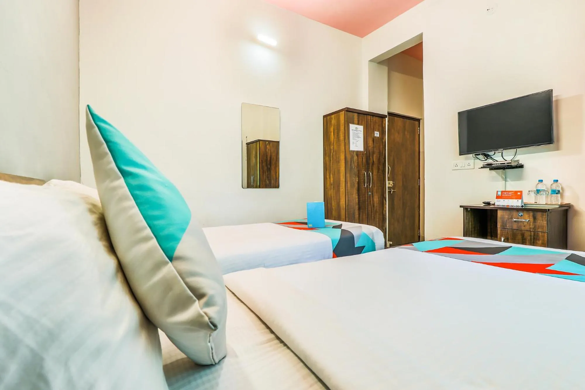 Communal lounge/ TV room, Bed in FabHotel Diamond Residency - Airport road