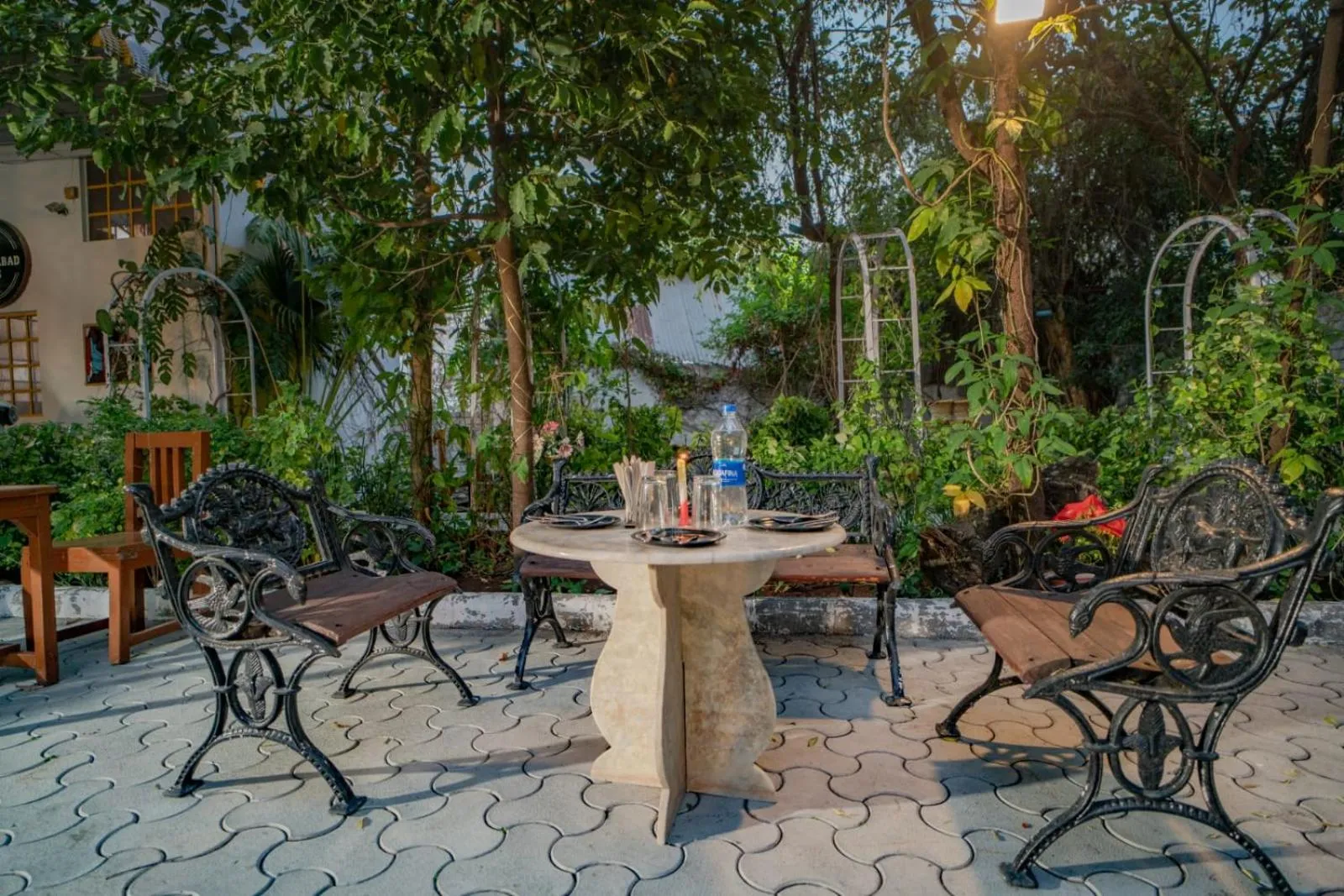 Restaurant/places to eat in Hotel Ambavgarh Palace