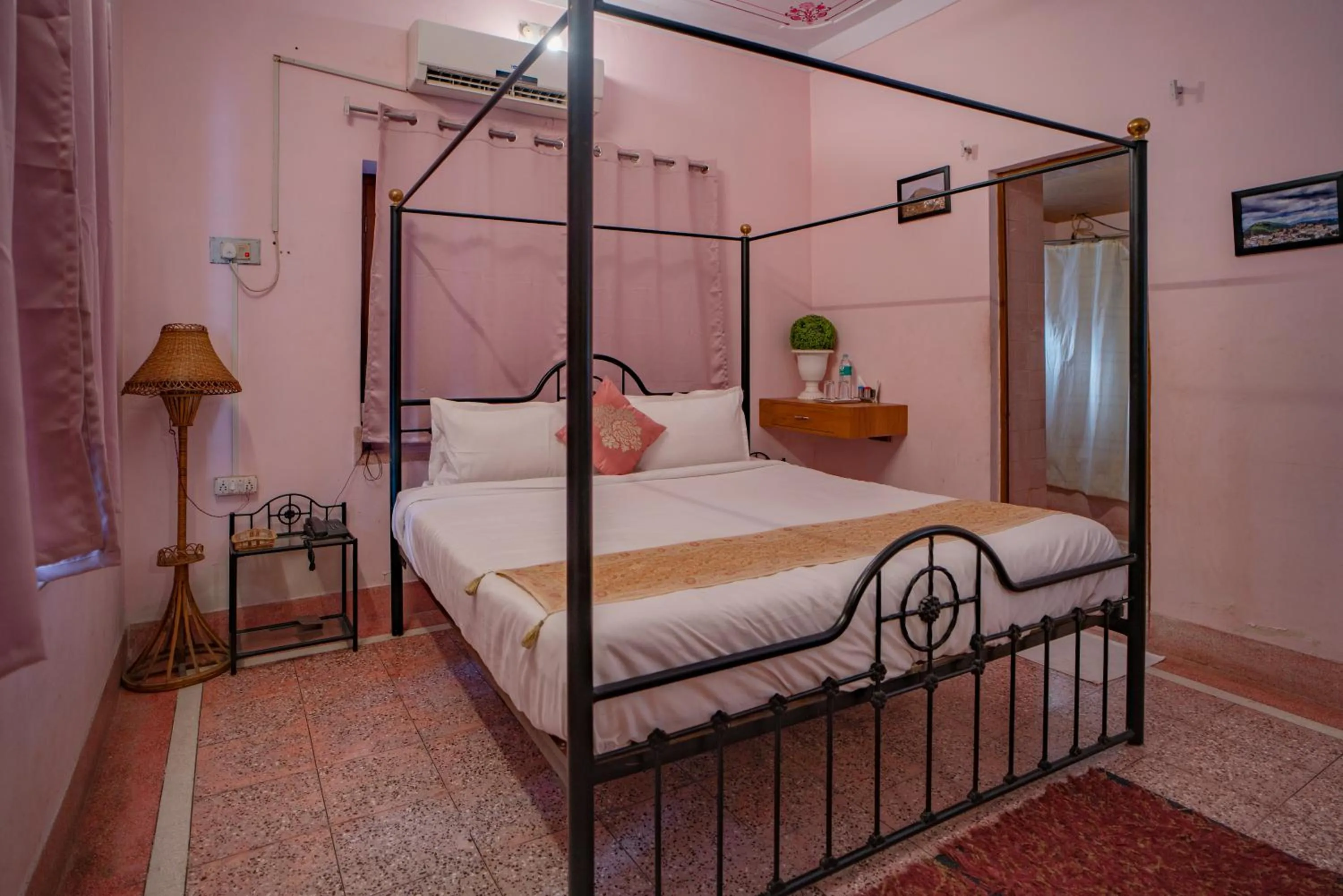 Bedroom, Bed in Hotel Ambavgarh Palace