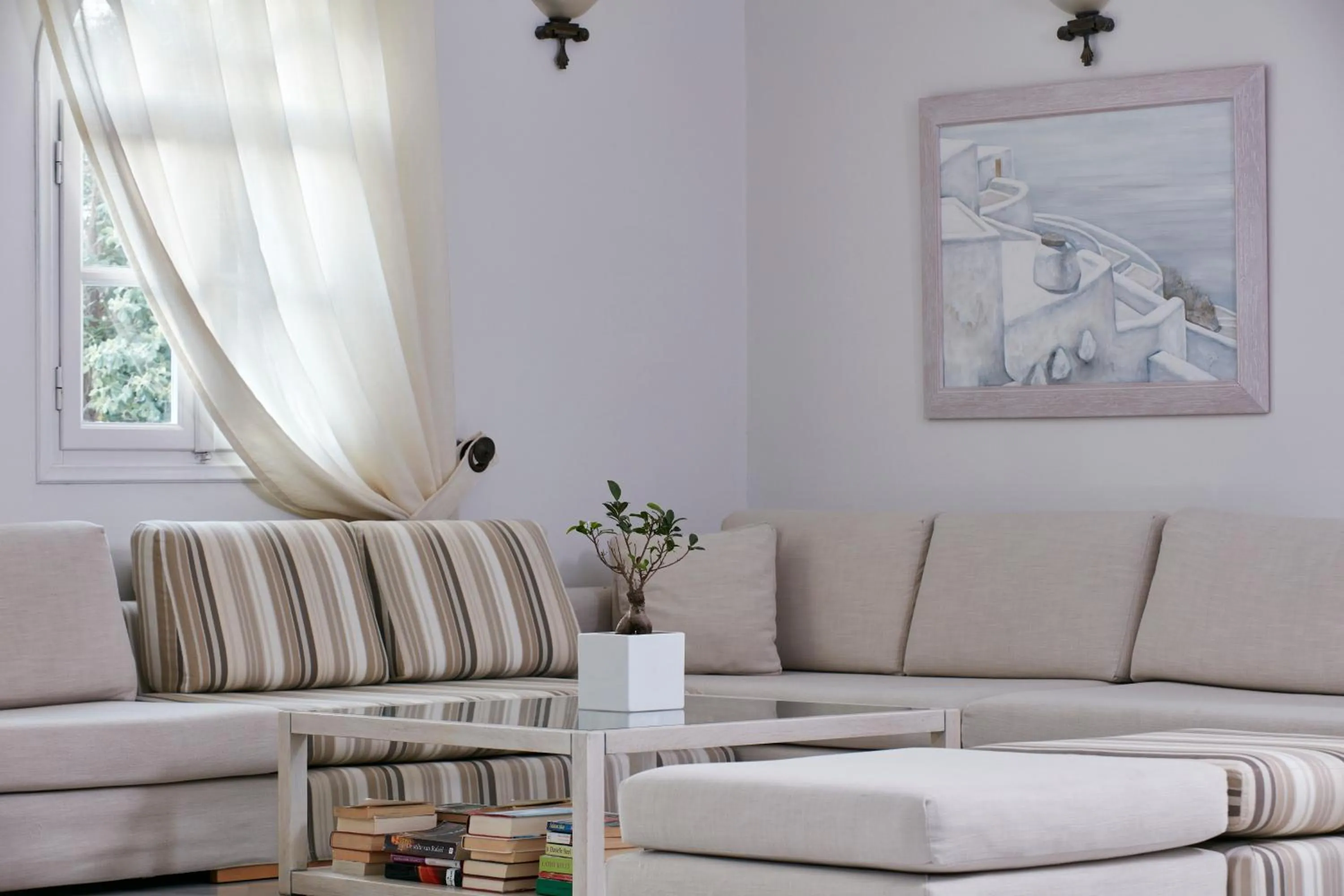 Communal lounge/ TV room in Aegean Plaza Hotel