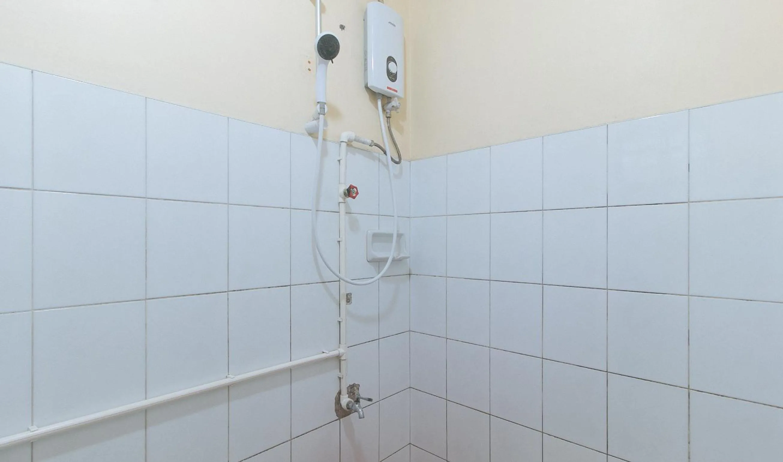 Bathroom in RedDoorz Hostel @ Faes Transient House