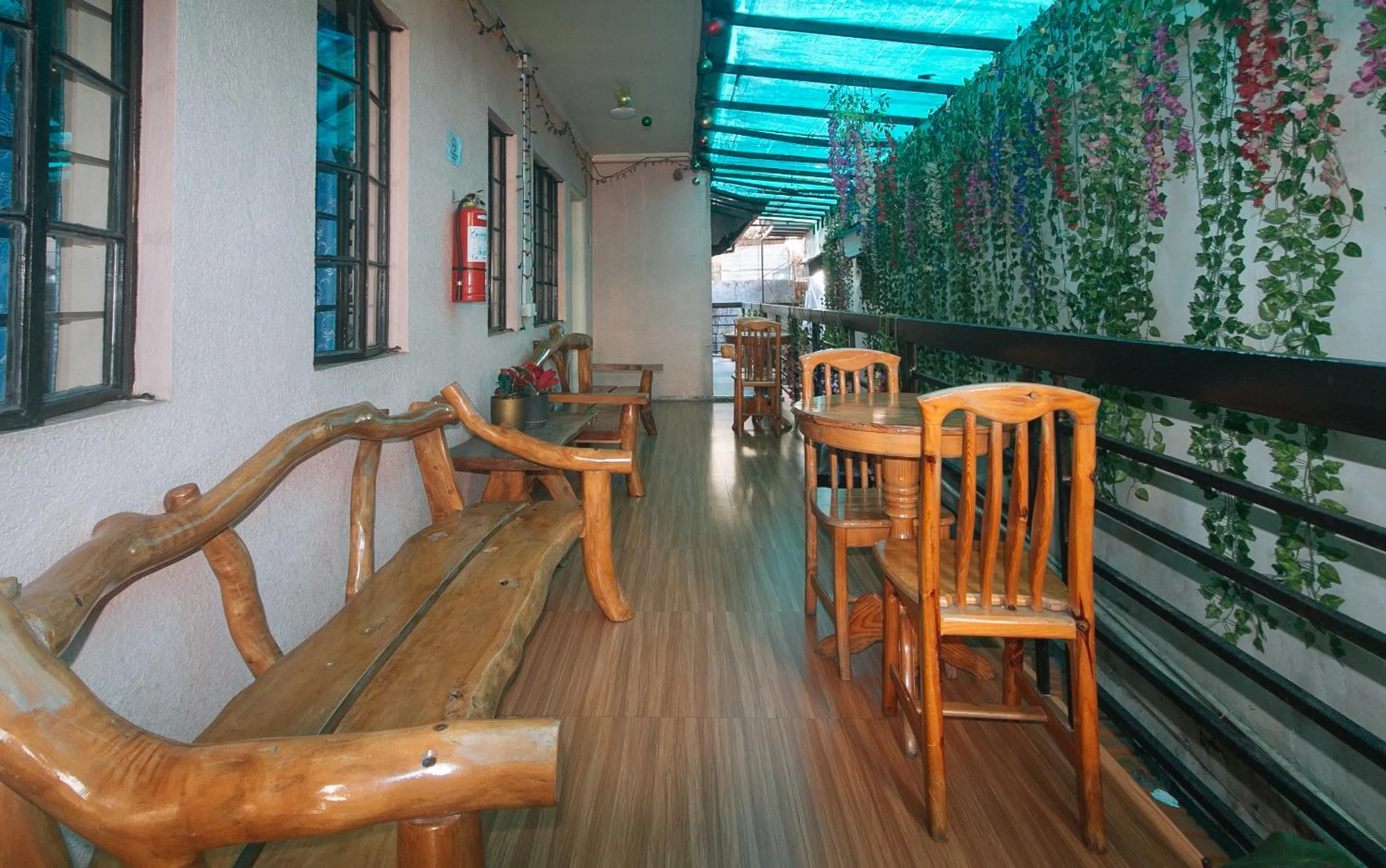 Seating area in RedDoorz Hostel @ Faes Transient House
