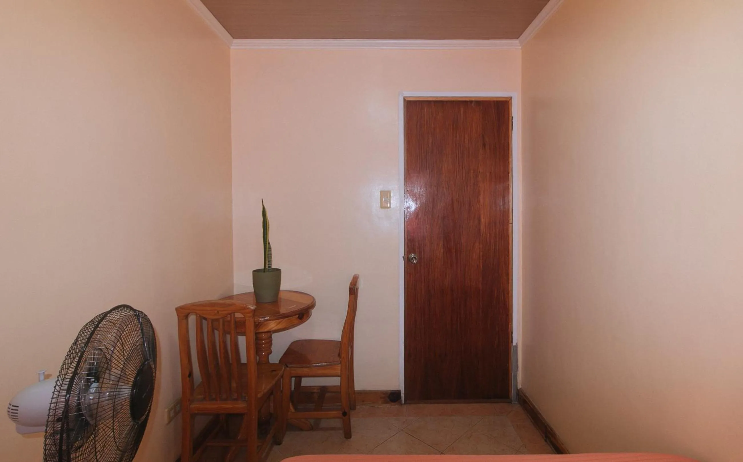 Dining area in RedDoorz Hostel @ Faes Transient House