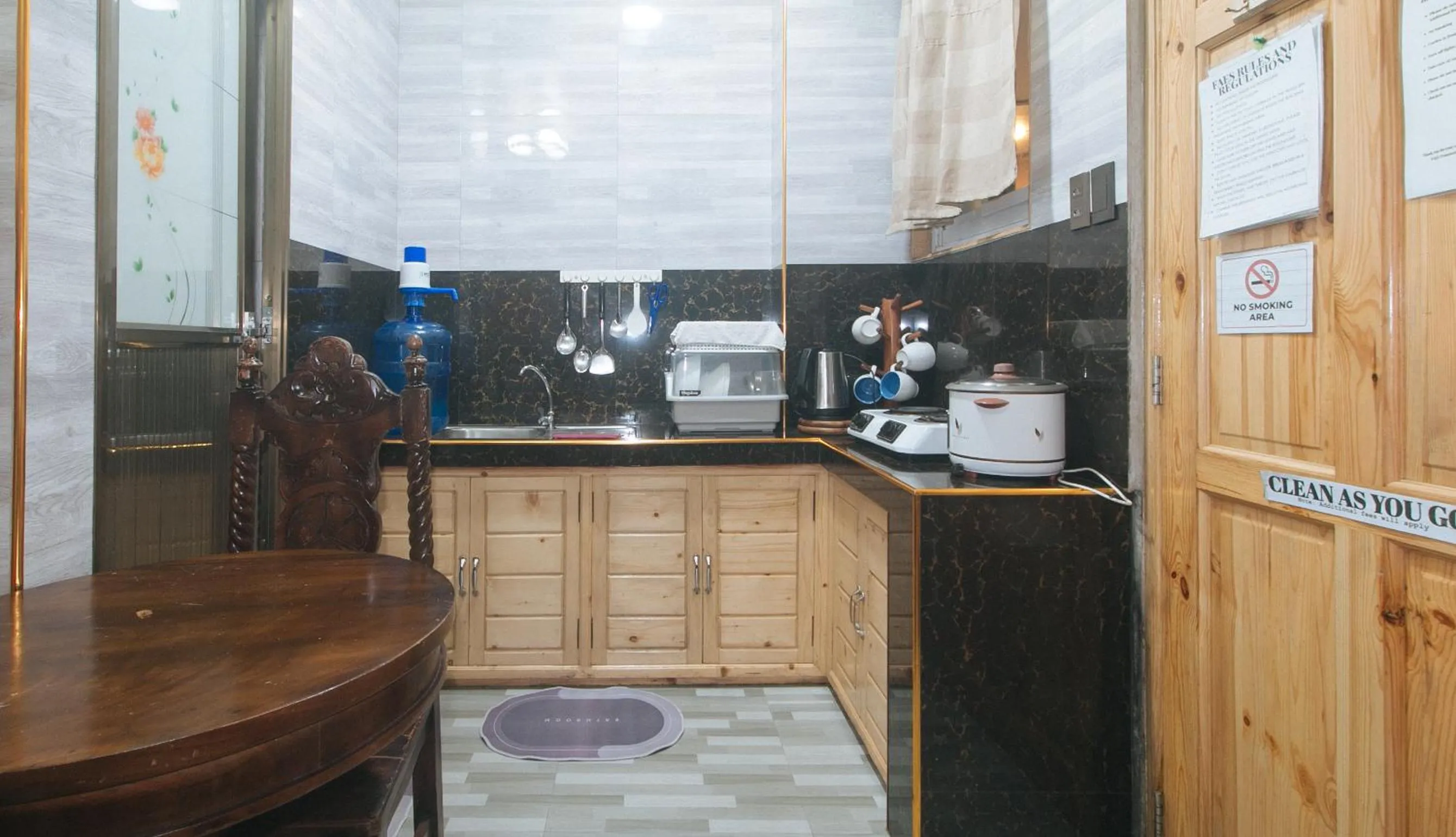 Kitchen or kitchenette in RedDoorz Hostel @ Faes Transient House