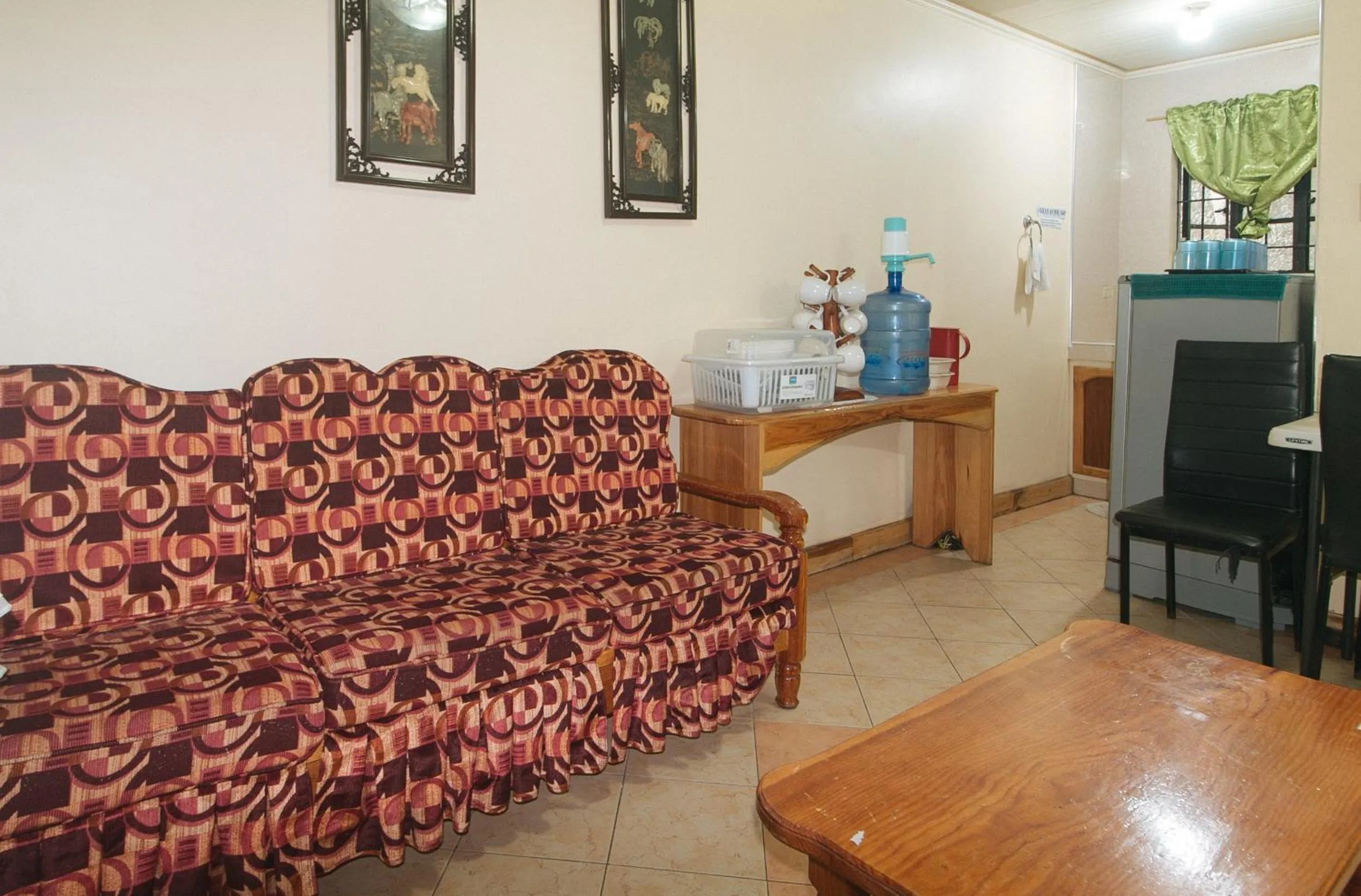 Seating area in RedDoorz Hostel @ Faes Transient House