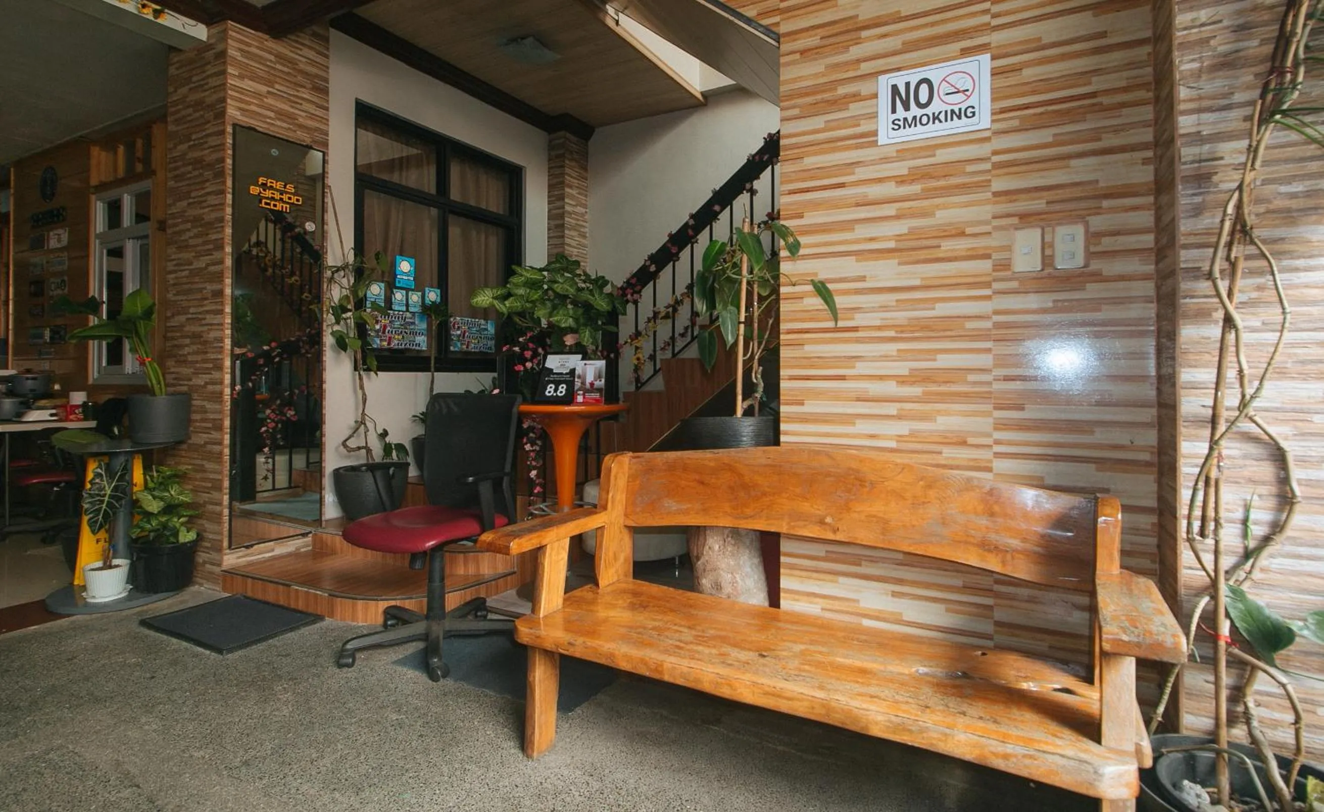 Seating area in RedDoorz Hostel @ Faes Transient House