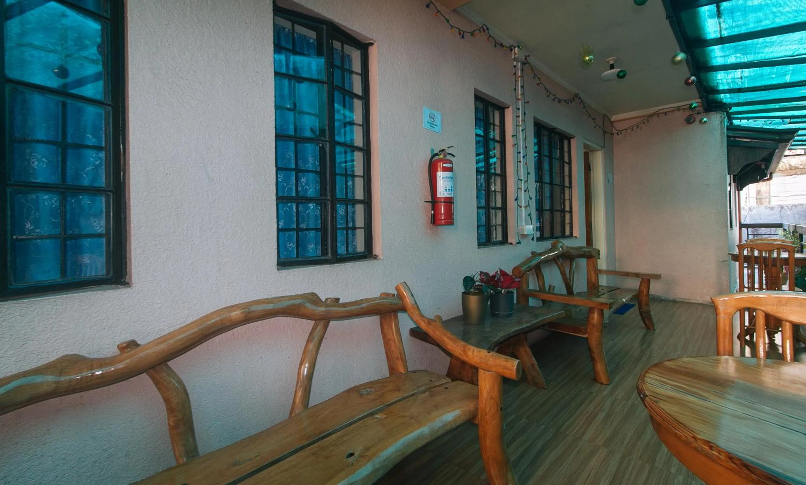 Seating area in RedDoorz Hostel @ Faes Transient House