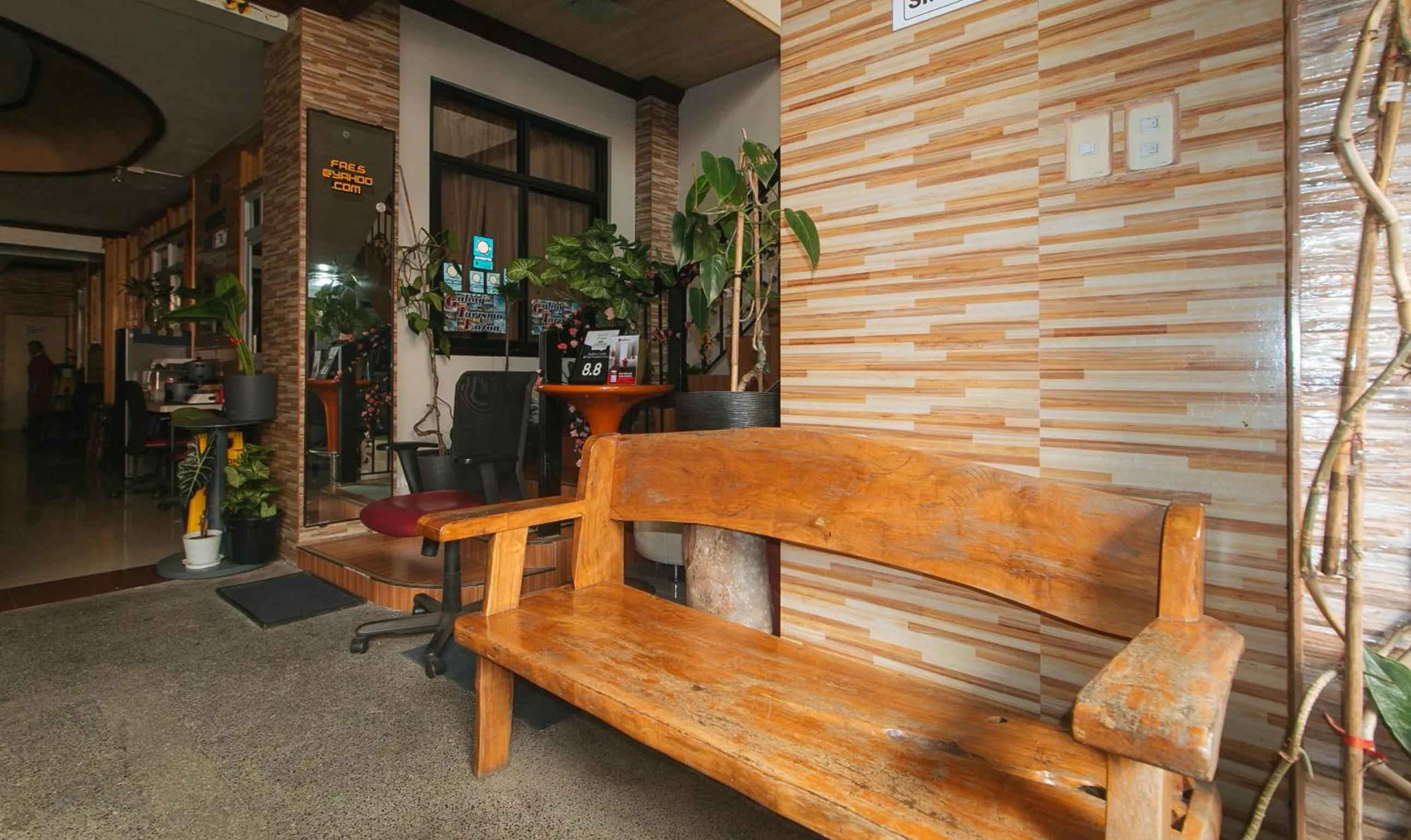 Seating area in RedDoorz Hostel @ Faes Transient House