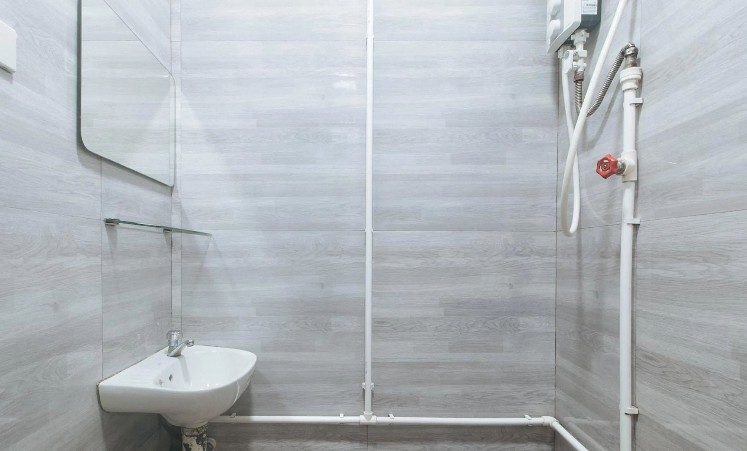 Shower in RedDoorz Hostel @ Faes Transient House