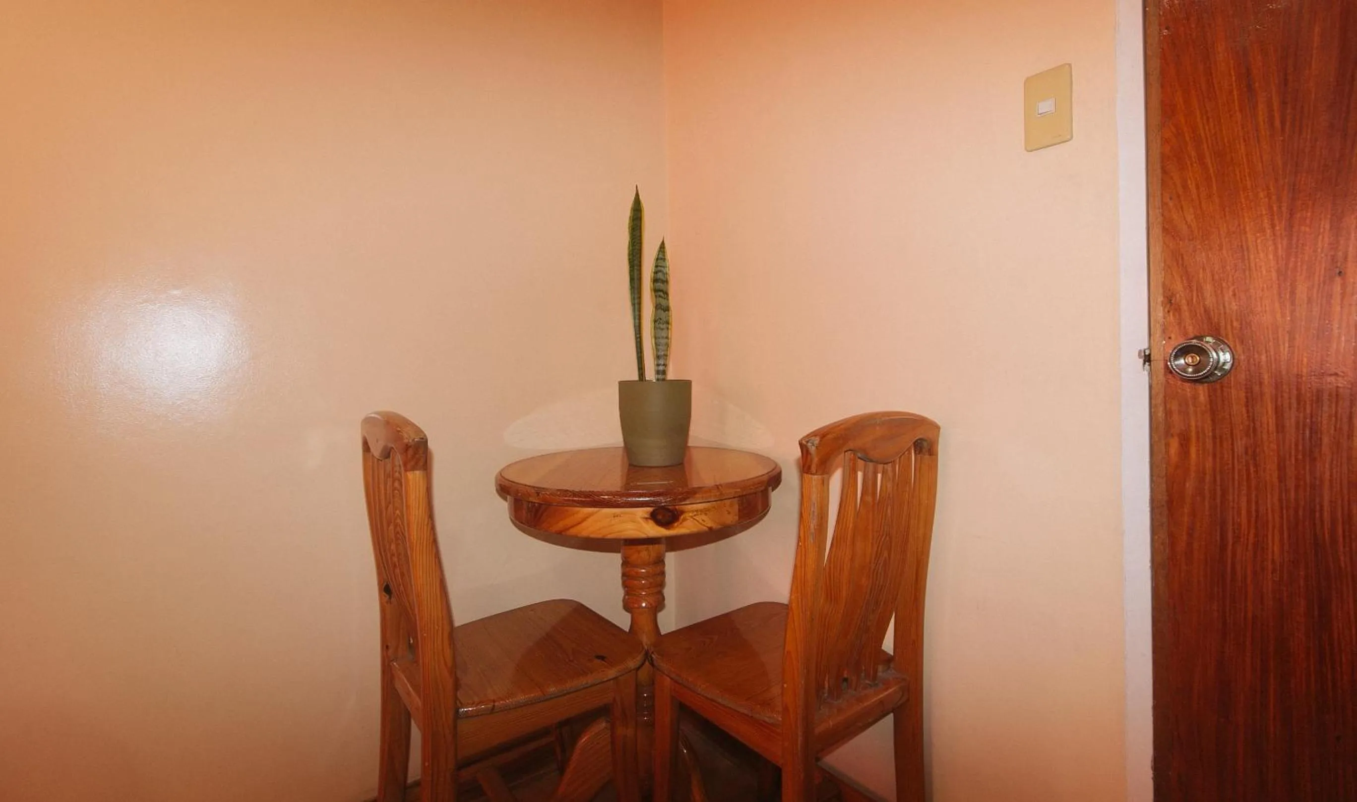 Dining area in RedDoorz Hostel @ Faes Transient House