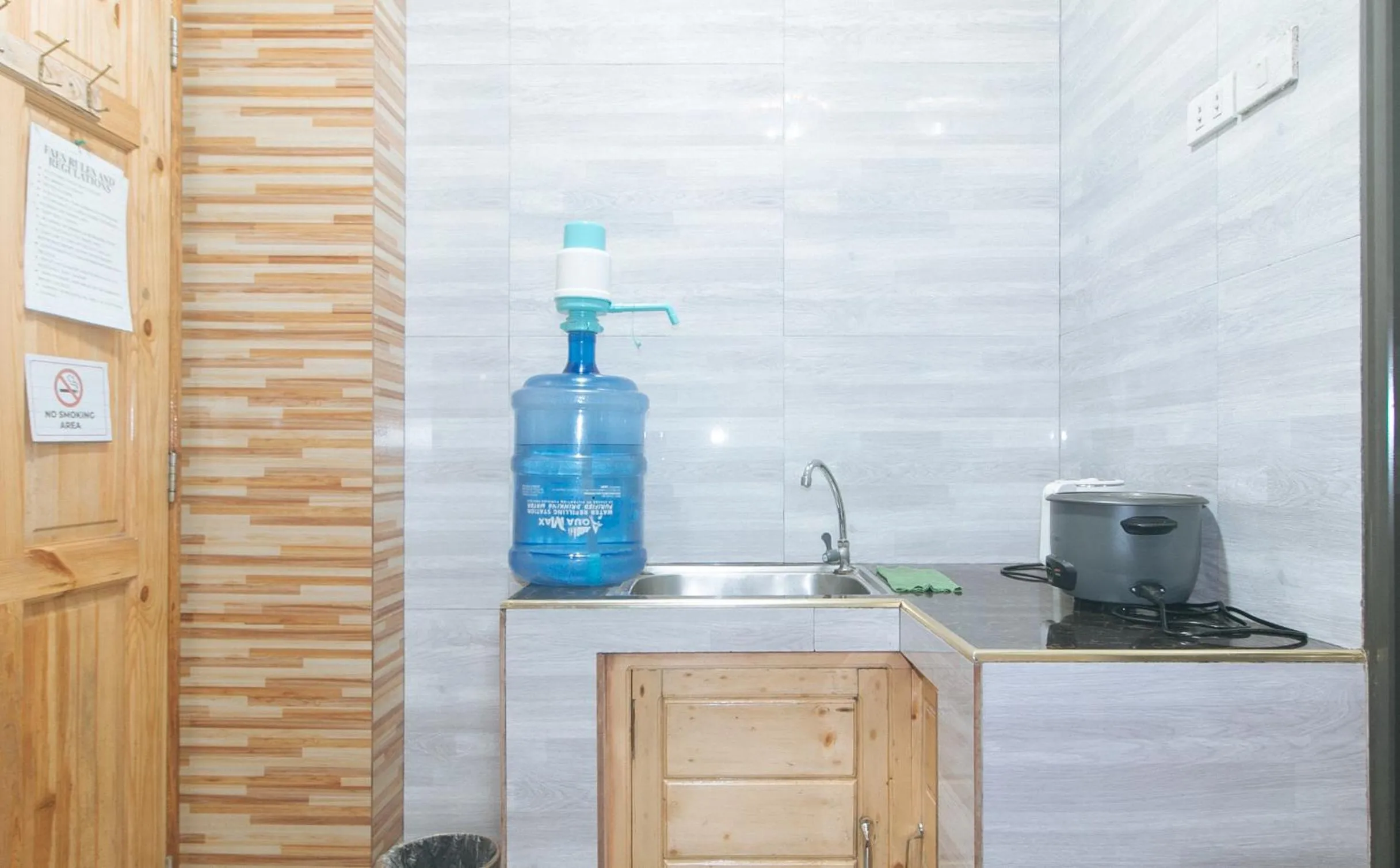 kitchen in RedDoorz Hostel @ Faes Transient House