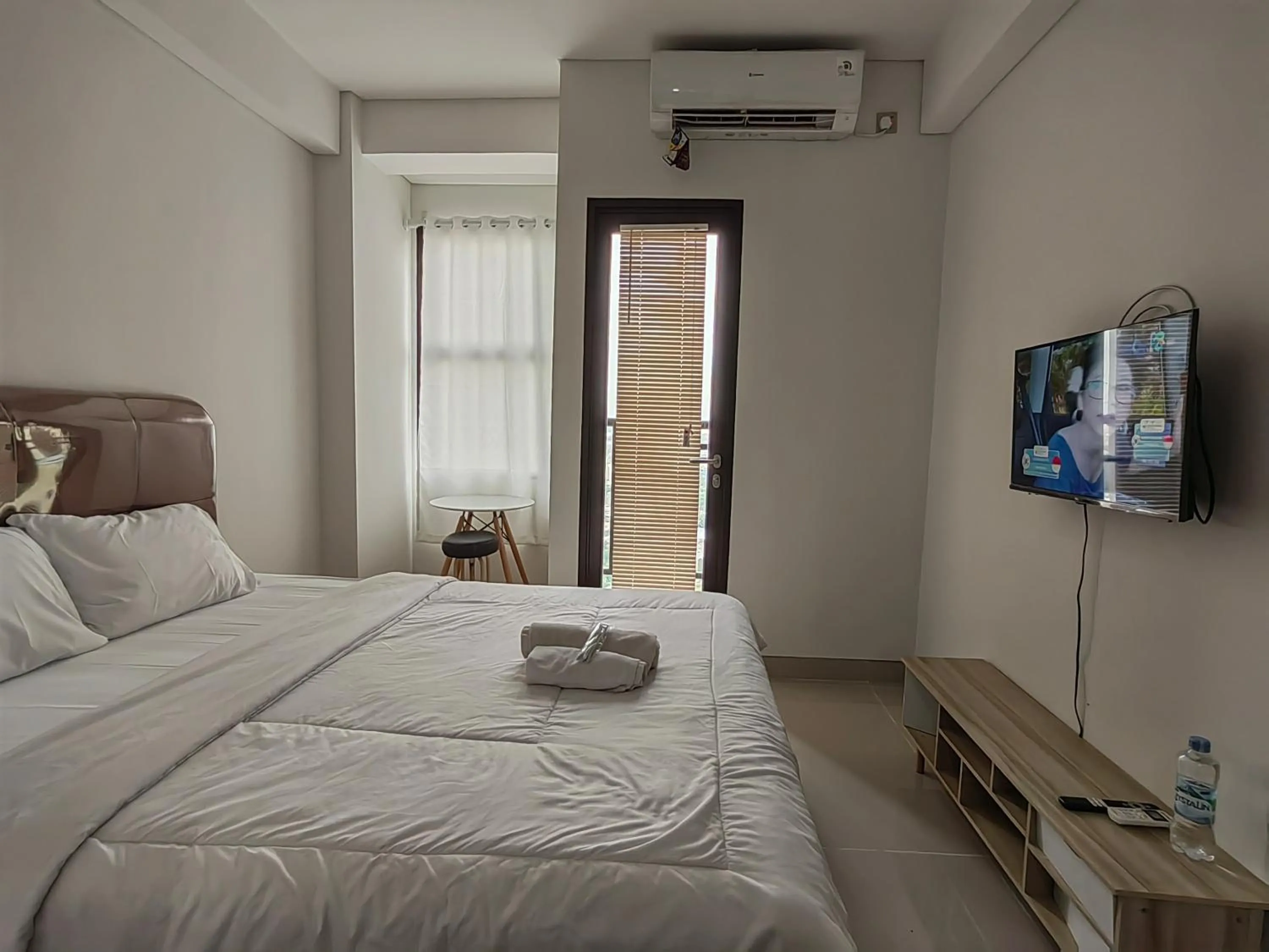 Communal lounge/ TV room, Bed in Transpark Cibubur By Arsakha Property Management