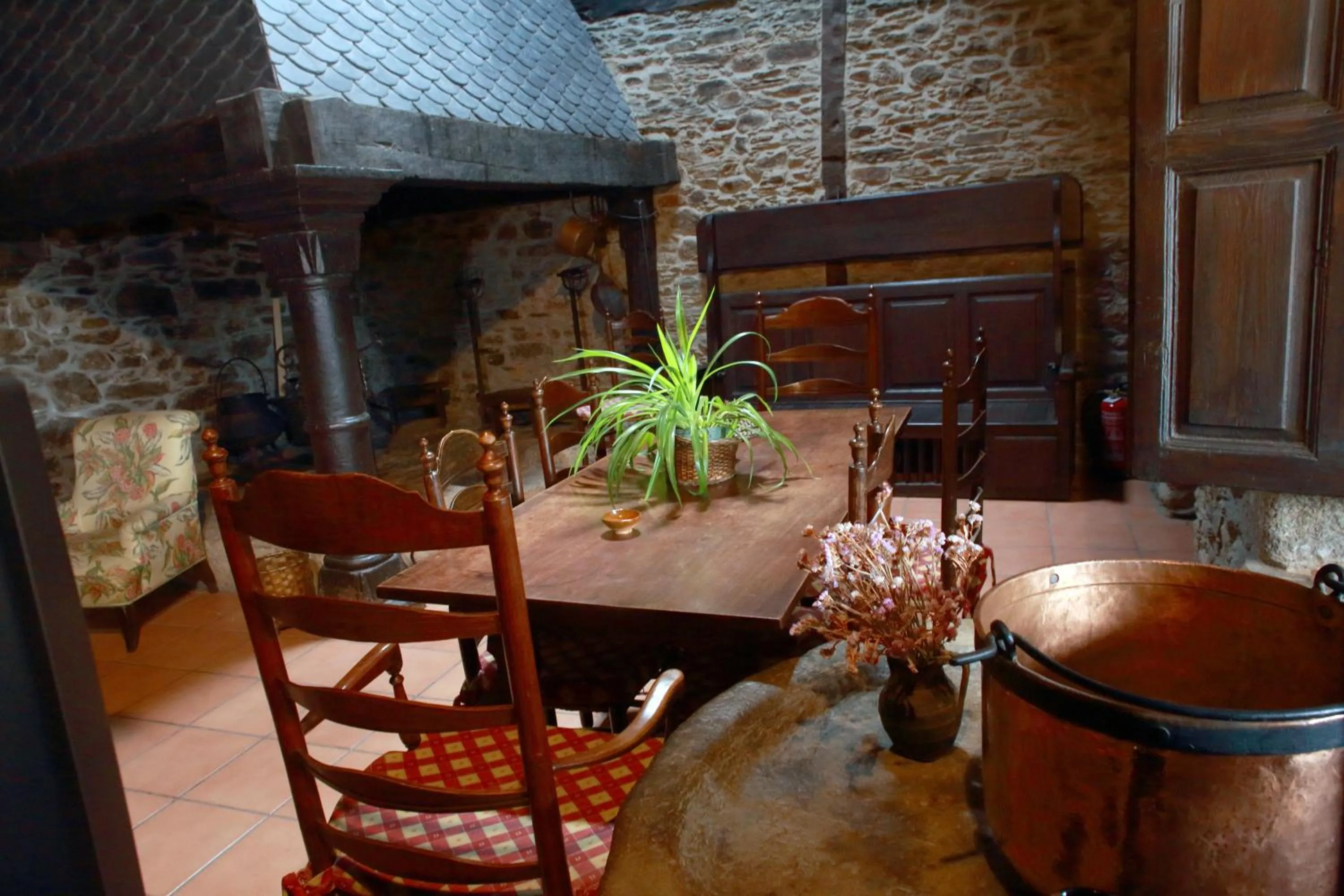 Communal lounge/ TV room in Hotel Monumento Pazo do Castro