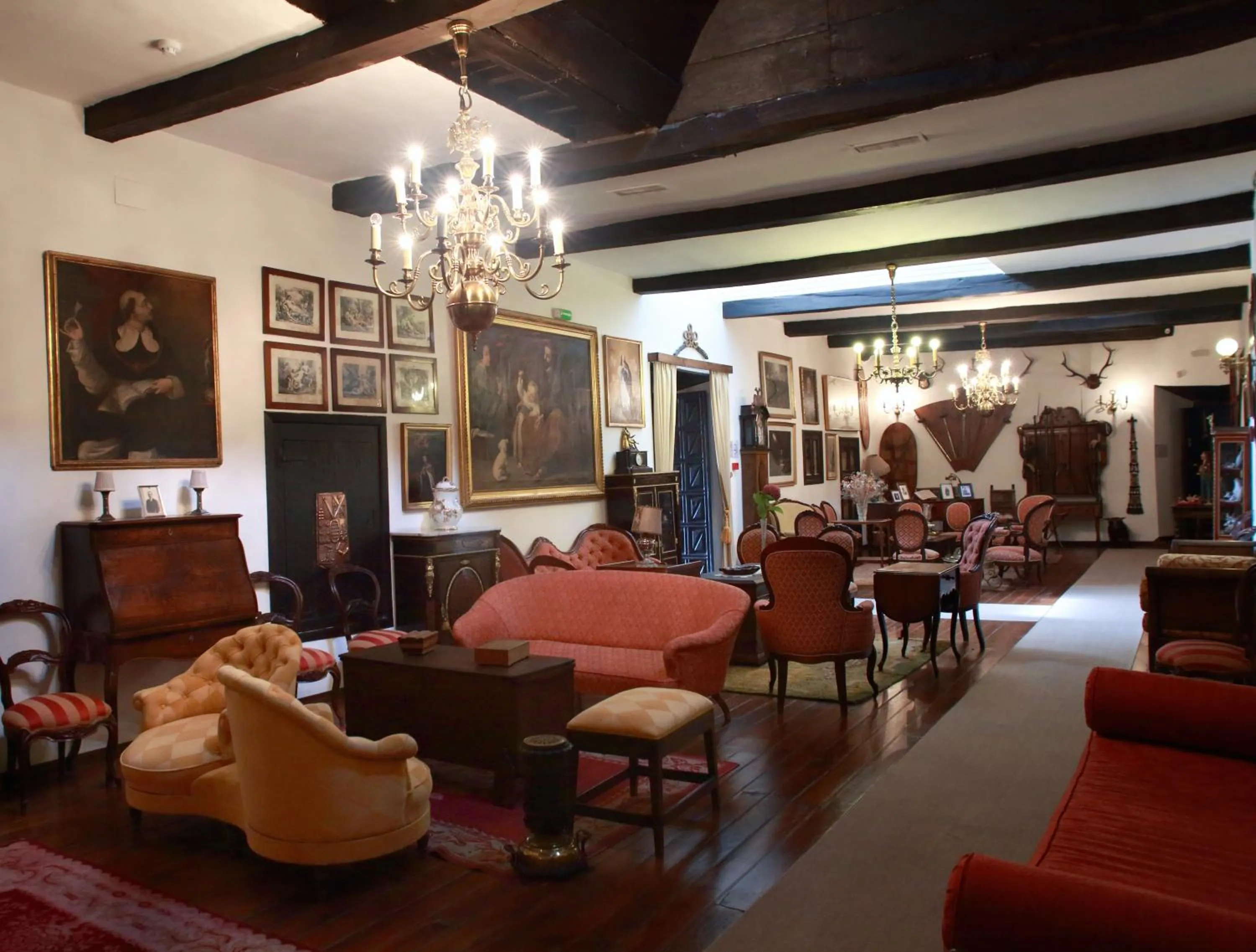 Communal lounge/ TV room in Hotel Monumento Pazo do Castro