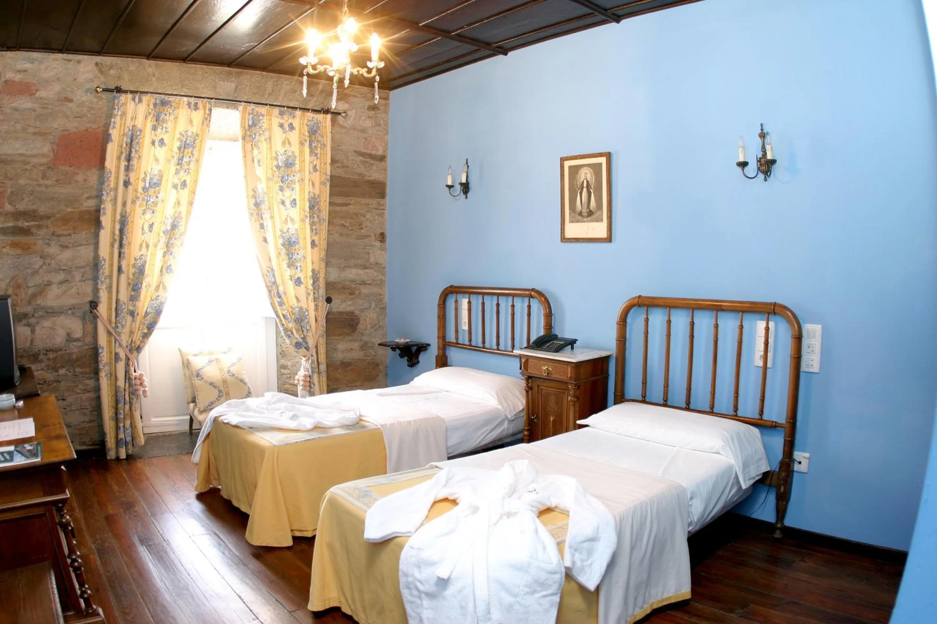 Bed in Hotel Monumento Pazo do Castro