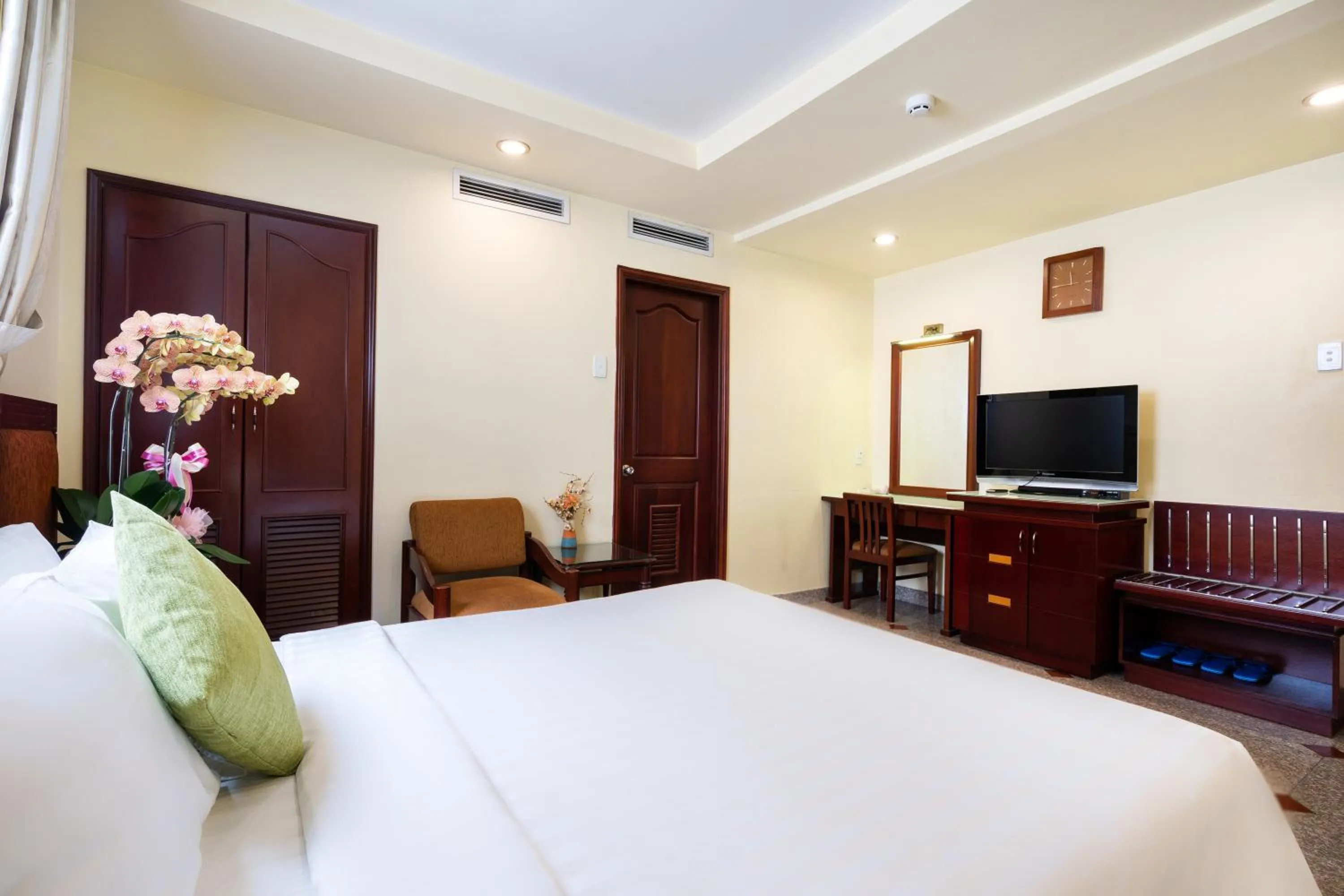 Communal lounge/ TV room, Bed in LUCASTA SAIGON Hotel