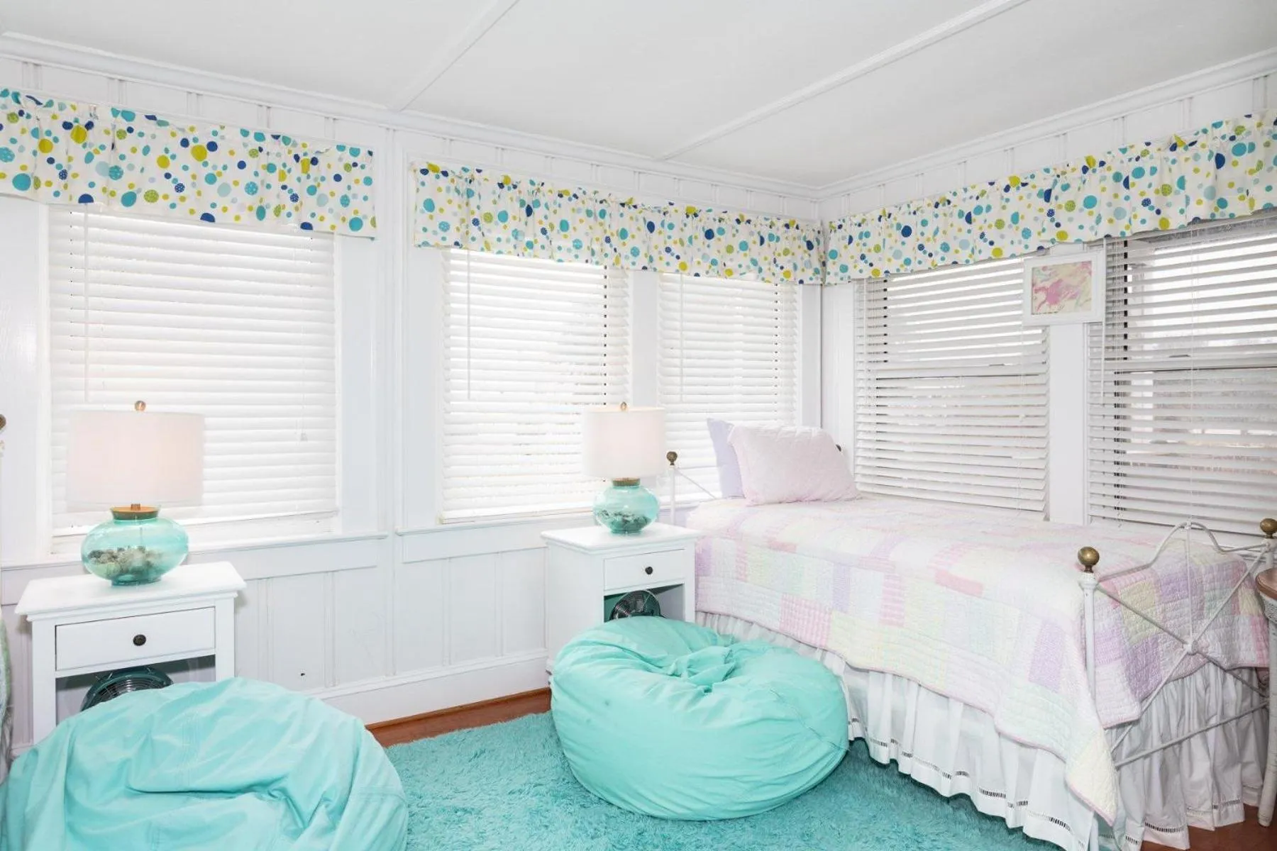 Bed in The Seashore Getaway House