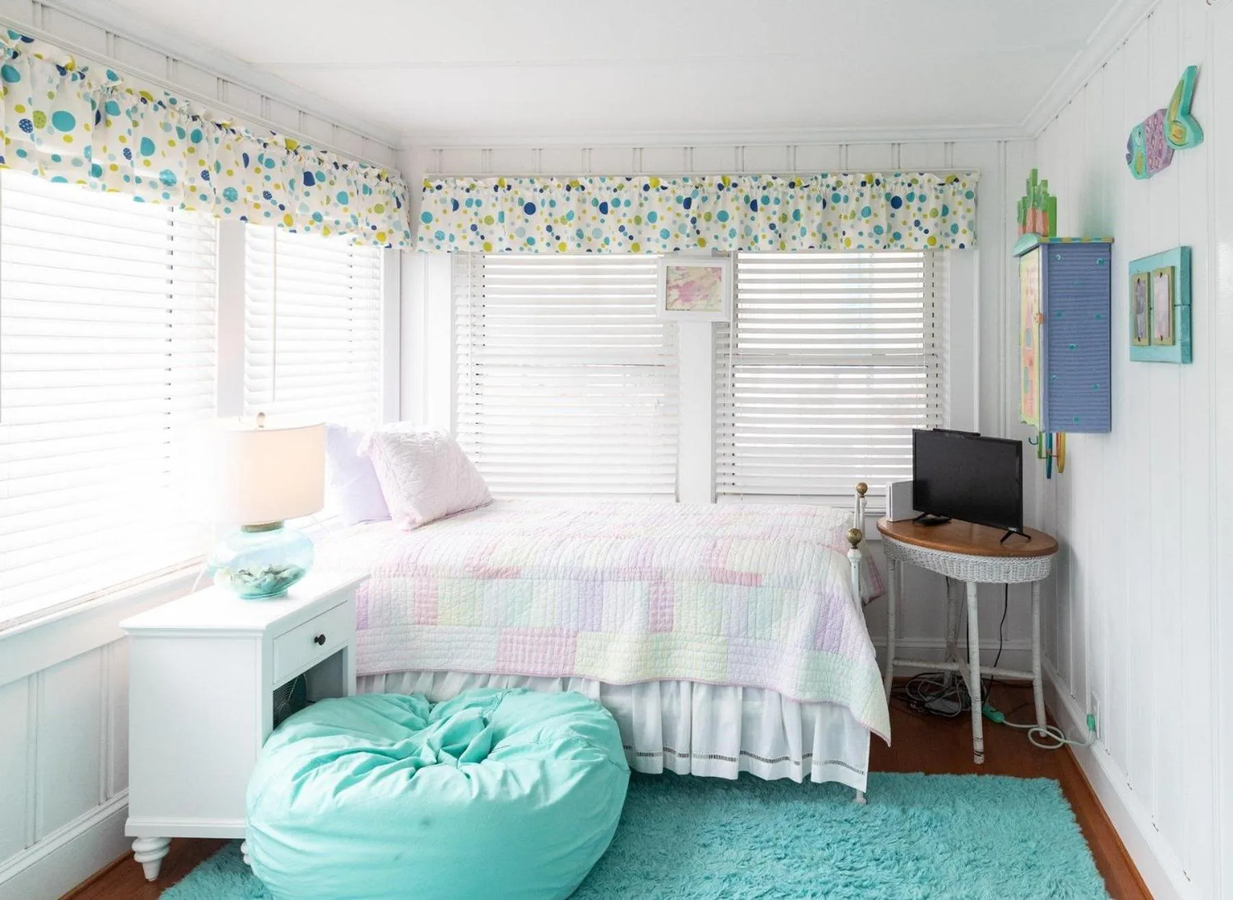 Bed in The Seashore Getaway House