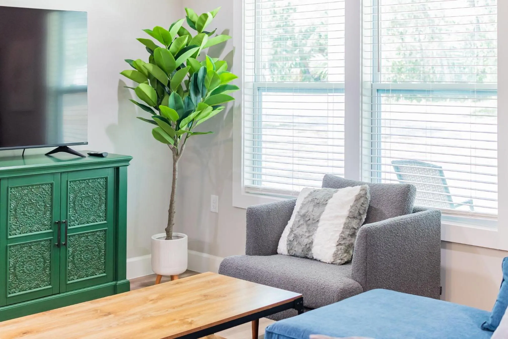 Brand New Bungalow with King Bed Suites in St Aug