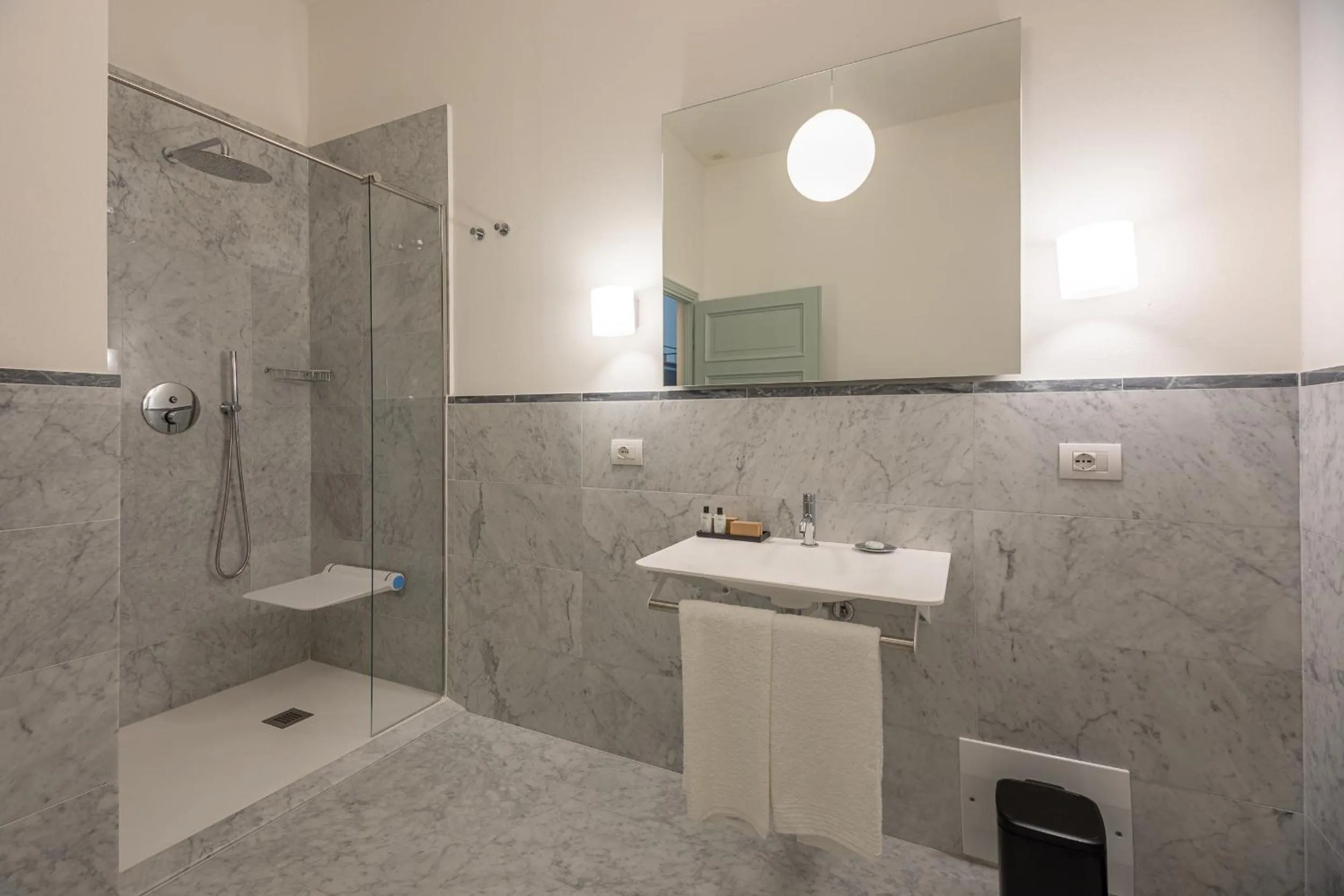 Shower in Grand Universe La Residenza