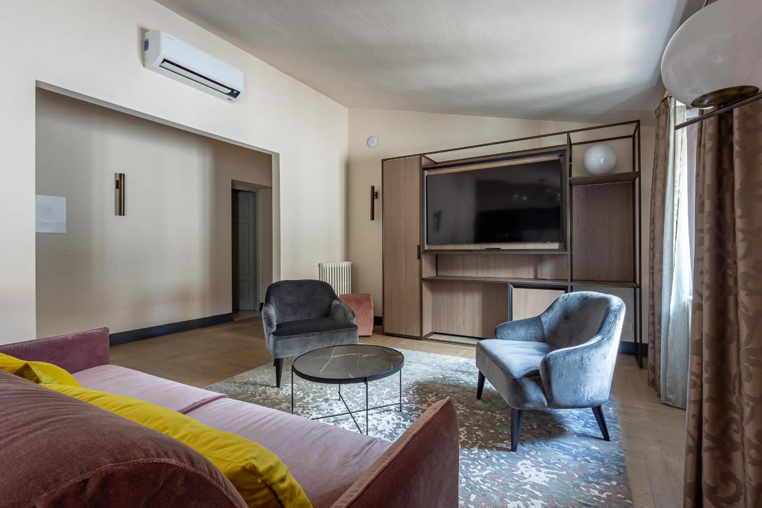 Living room, Bed in Grand Universe La Residenza