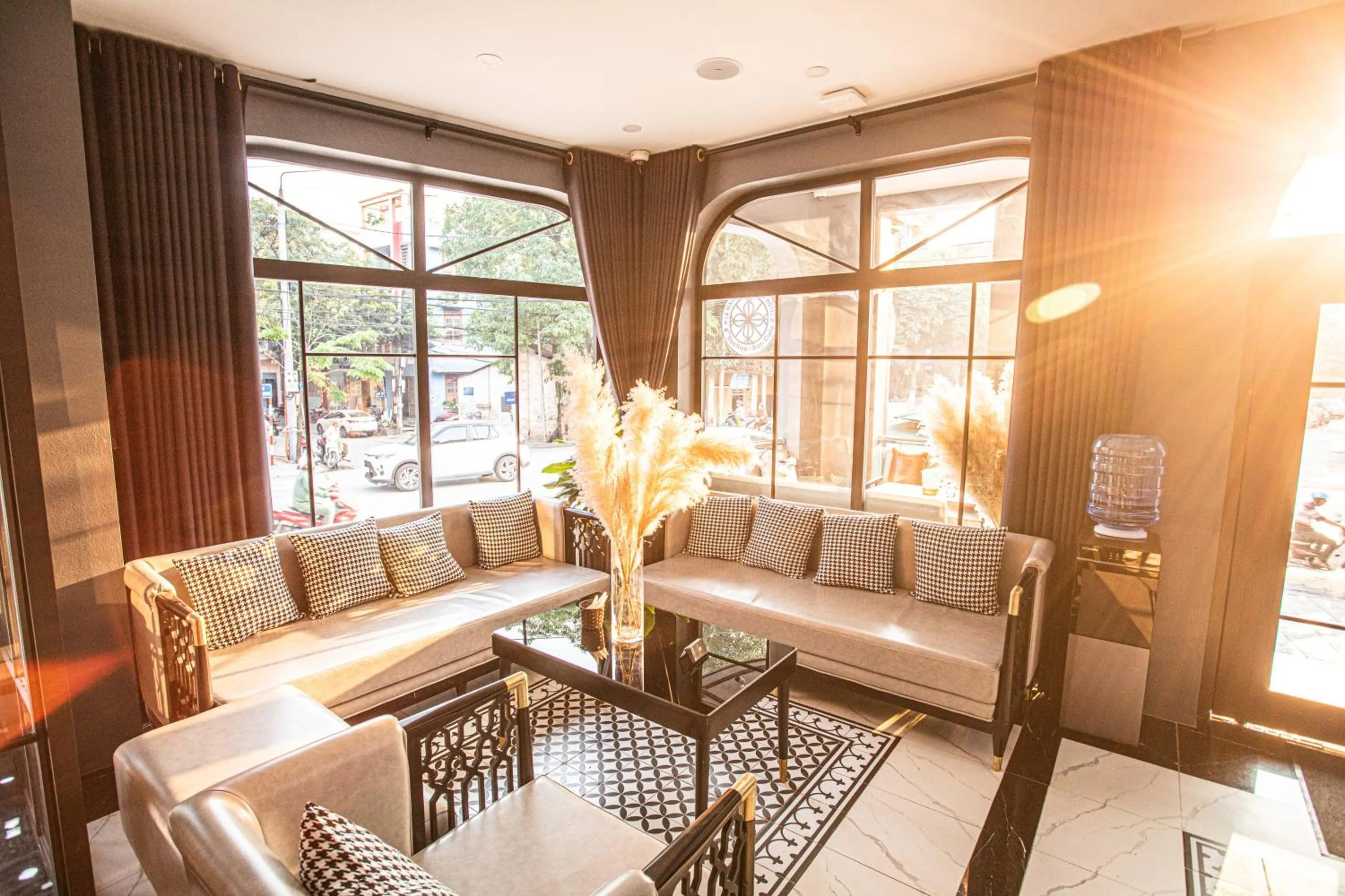 Communal lounge/ TV room in La Maison Boutique Hotel