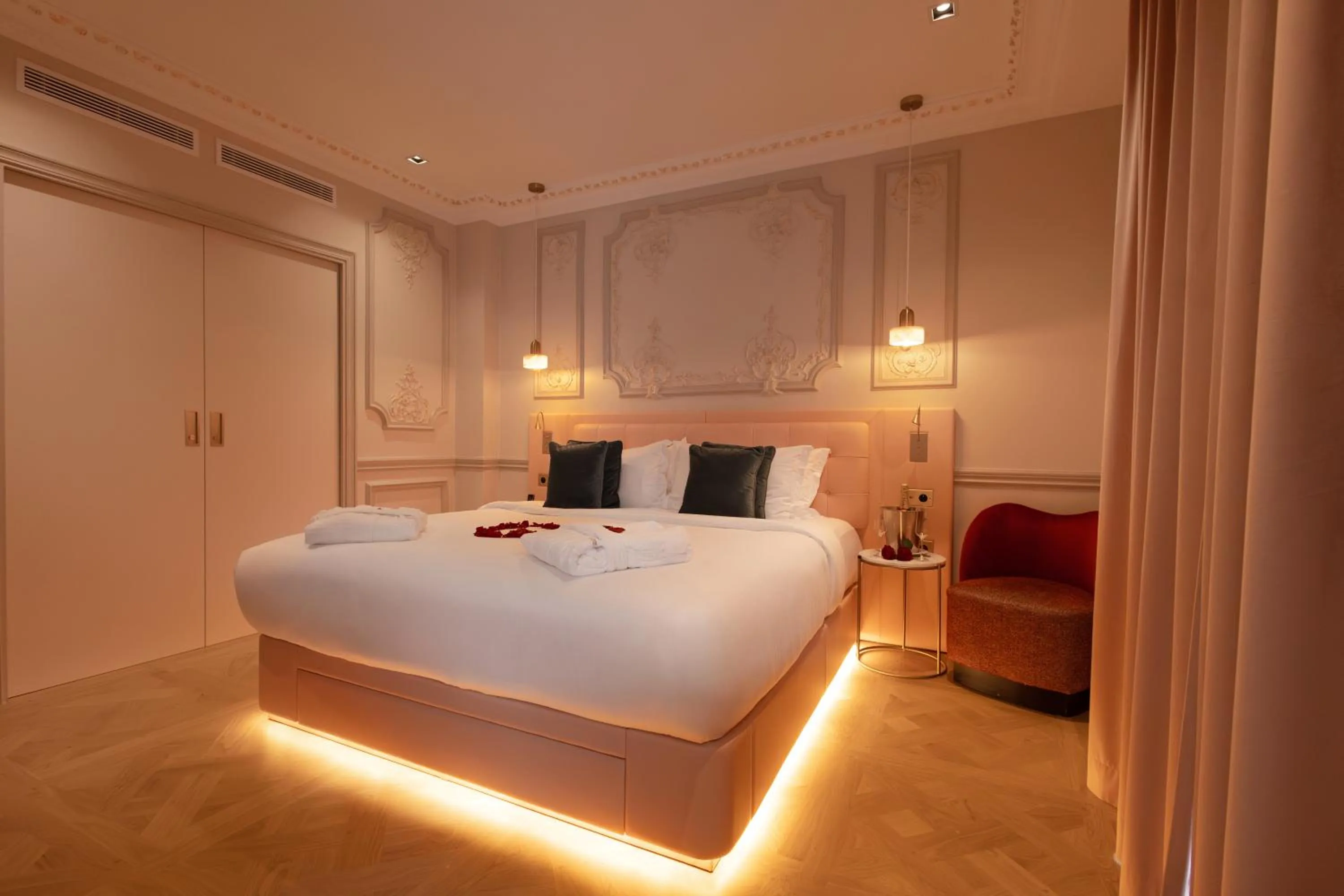 Bed in Mode Paris Aparthotel