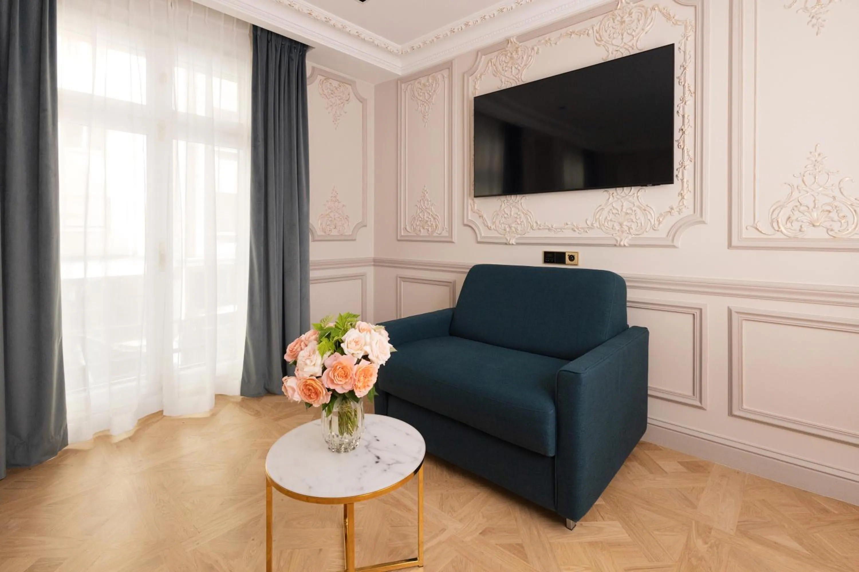 TV and multimedia in Mode Paris Aparthotel