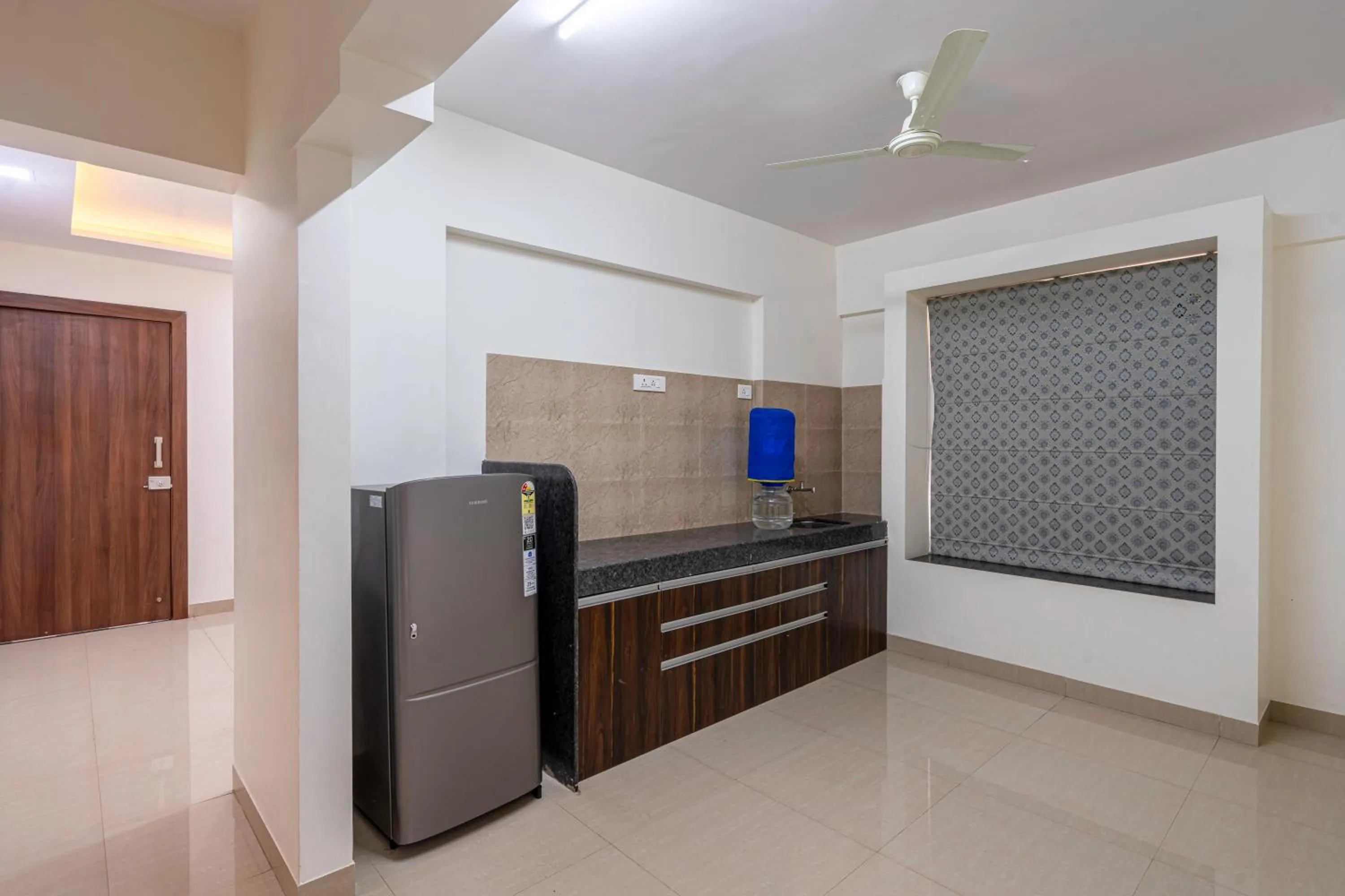 Kitchen or kitchenette in StayBird - Silver Oak, An Apartment Hotel, Kharadi