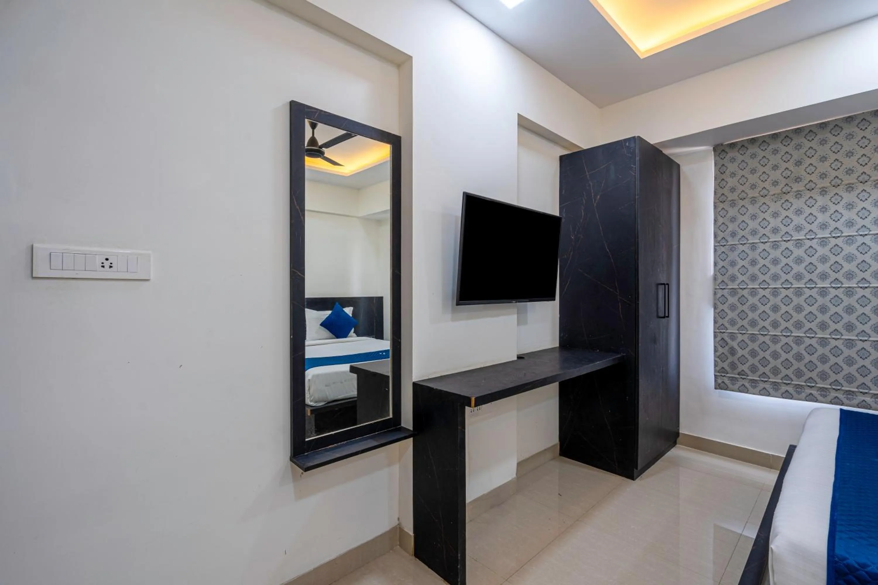 Communal lounge/ TV room, Bed in StayBird - Silver Oak, An Apartment Hotel, Kharadi