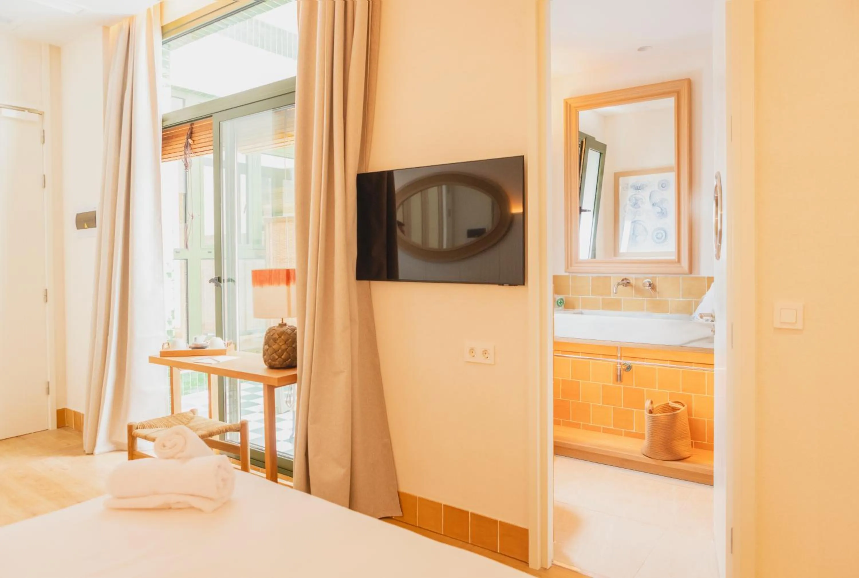 Bathroom, Bed in Casa Bassa Hotel